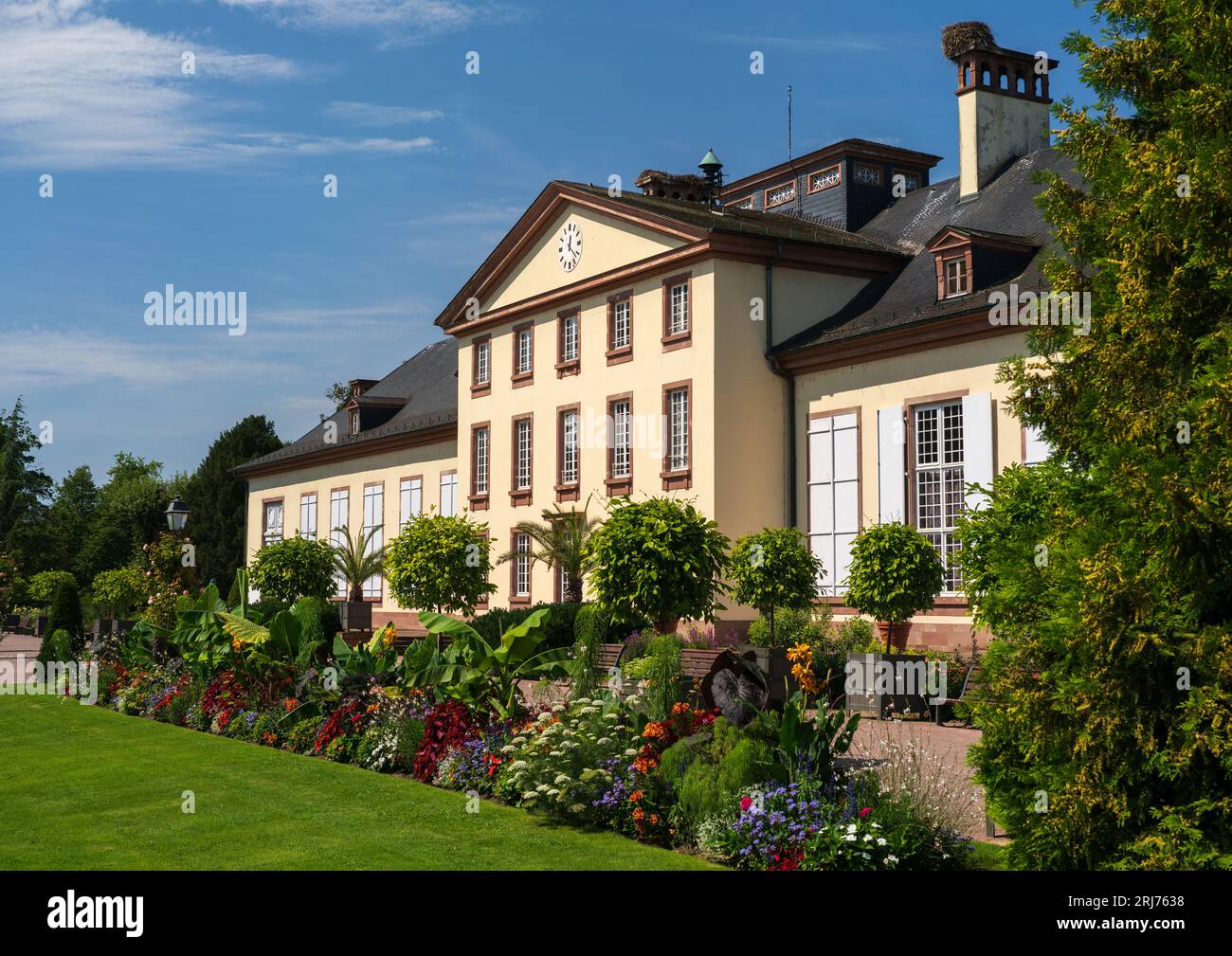 Il bellissimo Pavillon Joséphine nel Parc de l'Orangerie è incorniciato da un cielo blu intenso in una calda giornata estiva nel centro di Strasburgo, in Francia. Foto Stock