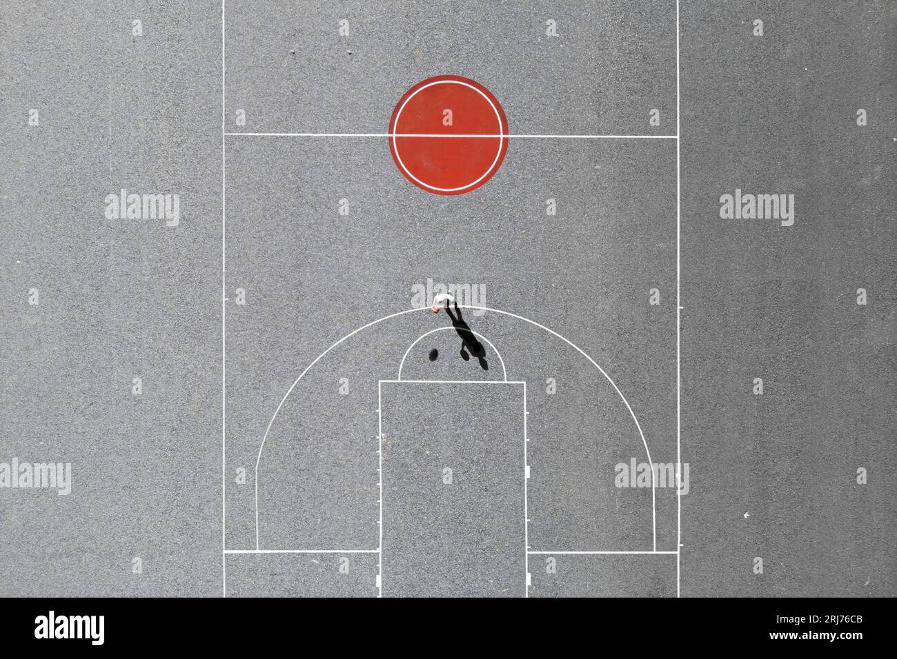Un uomo che gioca a canestro su un campo da basket minimalista. Coppa del mondo FIBA 2023 Foto Stock