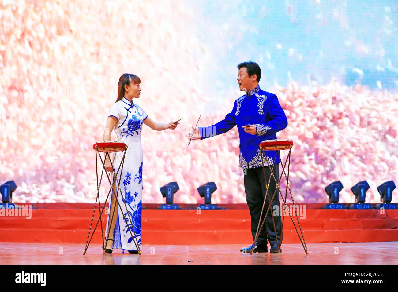 Contea di Luannan - 24 gennaio 2019: Esecuzione di programmi letterari e artistici sul palco, Spring Festival Gala, Luannan County, provincia di Hebei, Cina Foto Stock