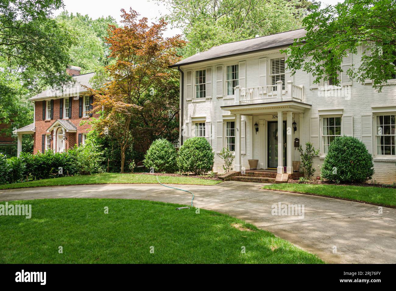 Charlotte North Carolina, Myers Park, Ridgewood Avenue, grande residenza in mattoni, color crema, esterno, ingresso frontale dell'edificio Foto Stock