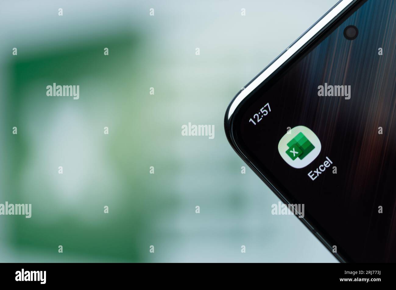 New York, USA - 21 agosto 2023: Utilizzo dell'app Microsoft Office Excel sullo schermo dello smartphone in primo piano con sfondo del logo sfocato Foto Stock