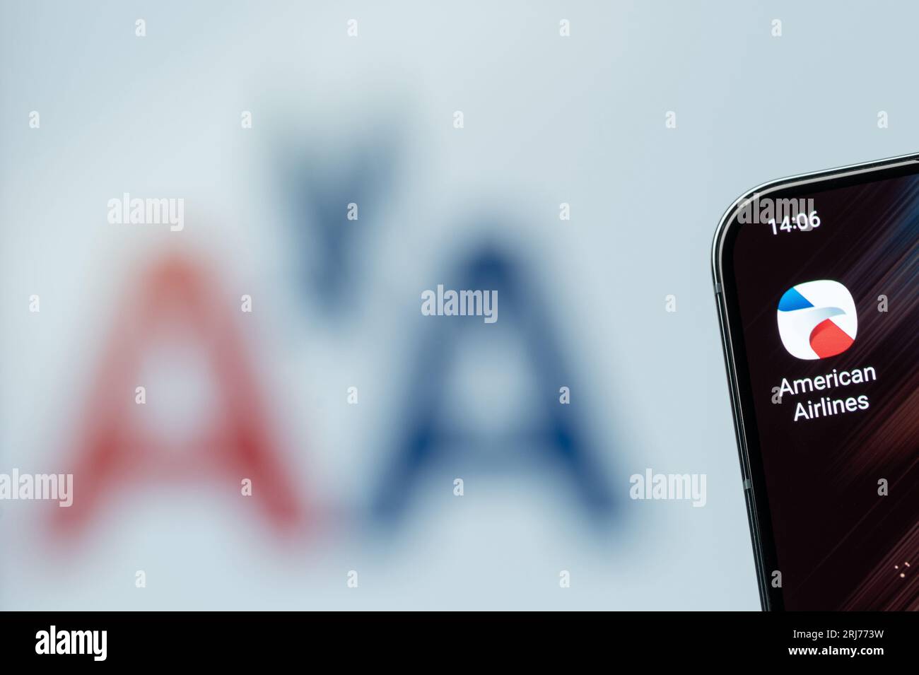 New York, USA - 21 agosto 2023: L'app American Airlines sullo schermo dello smartphone consente di avvicinarsi con lo sfondo sfocato del logo Foto Stock
