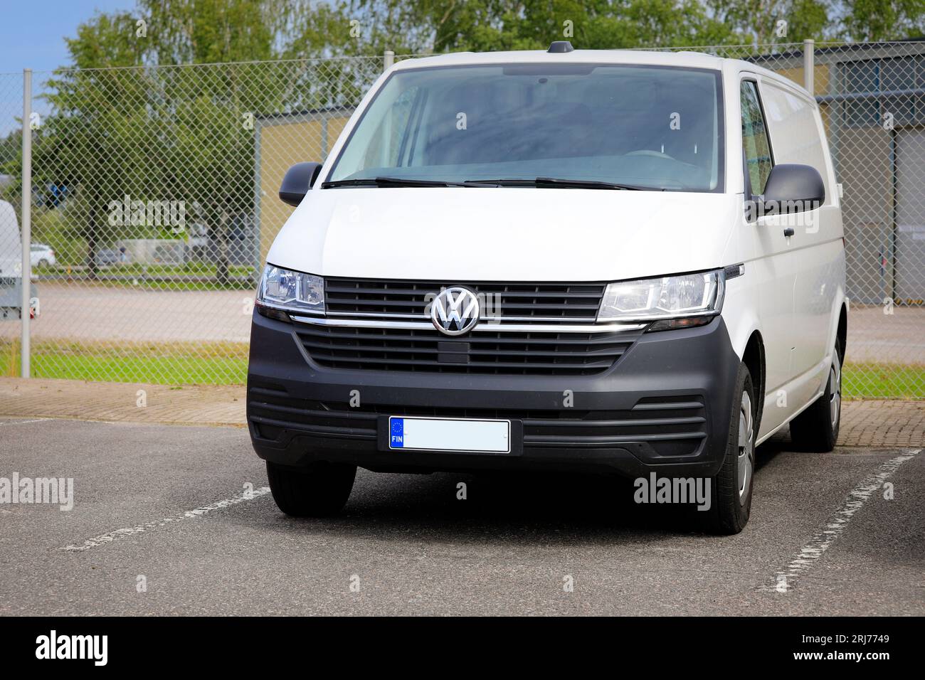 VW Volkswagen Multivan T6 bianca parcheggiata all'esterno presso un concessionario di auto, vista frontale. Salo, Finlandia. 13 agosto 2023. Foto Stock