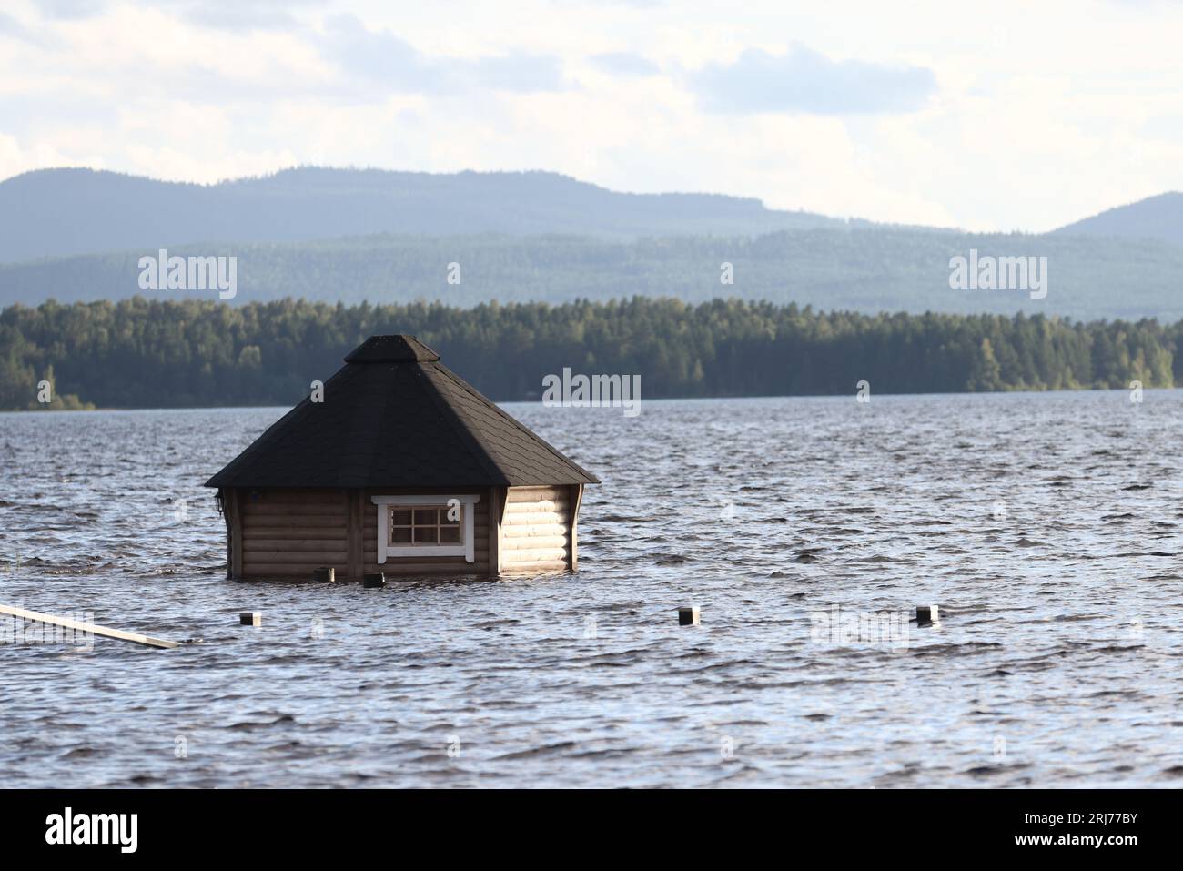 Molo allagato e aree intorno al lago Siljan, Nusnäs, Svezia, durante il lunedì sera, i giorni dopo le piogge Hans. Foto Stock