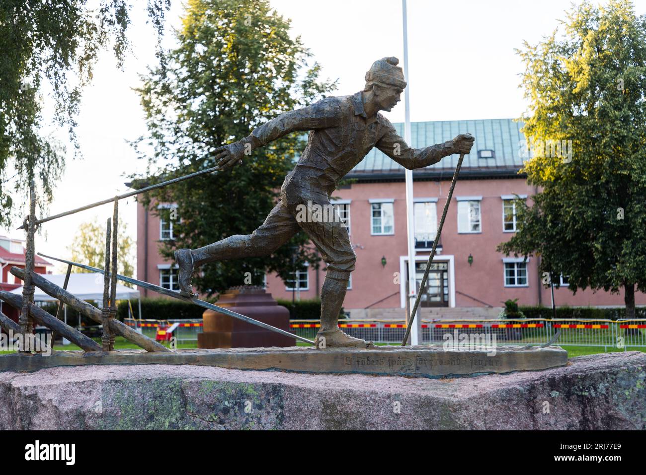 Statua di Vasalöparen, realizzata da per Nilsson-Öst per il 50 Vasaloppet nel 1974, nella città di Mora, Svezia. Foto Stock