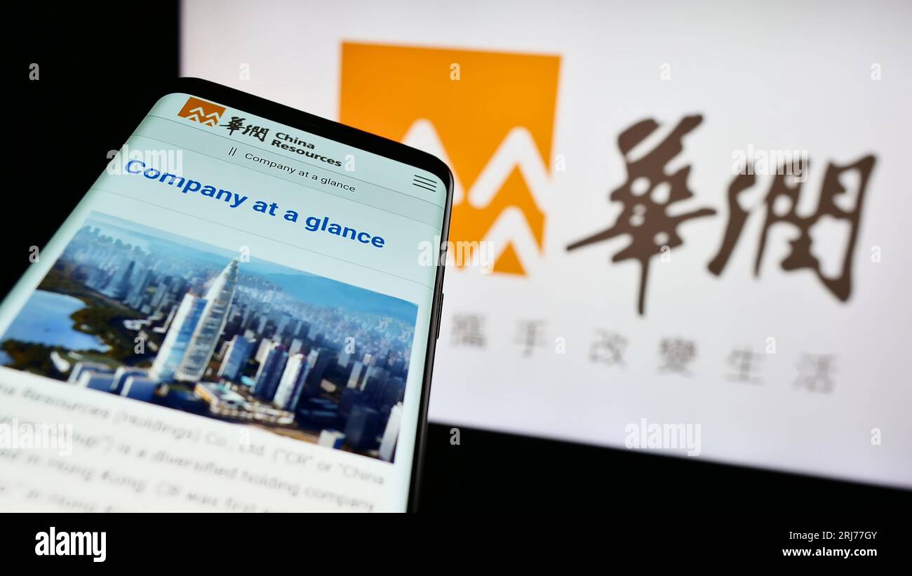 Telefono cellulare con pagina Web di China Resources Holdings Company Limited (CRC) sullo schermo davanti al logo. Mettere a fuoco in alto a sinistra sul display del telefono. Foto Stock