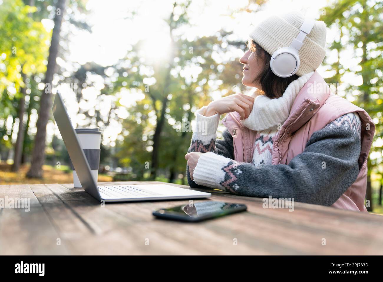 Freelance che lavora su un notebook nel parco autunnale. Foto Stock