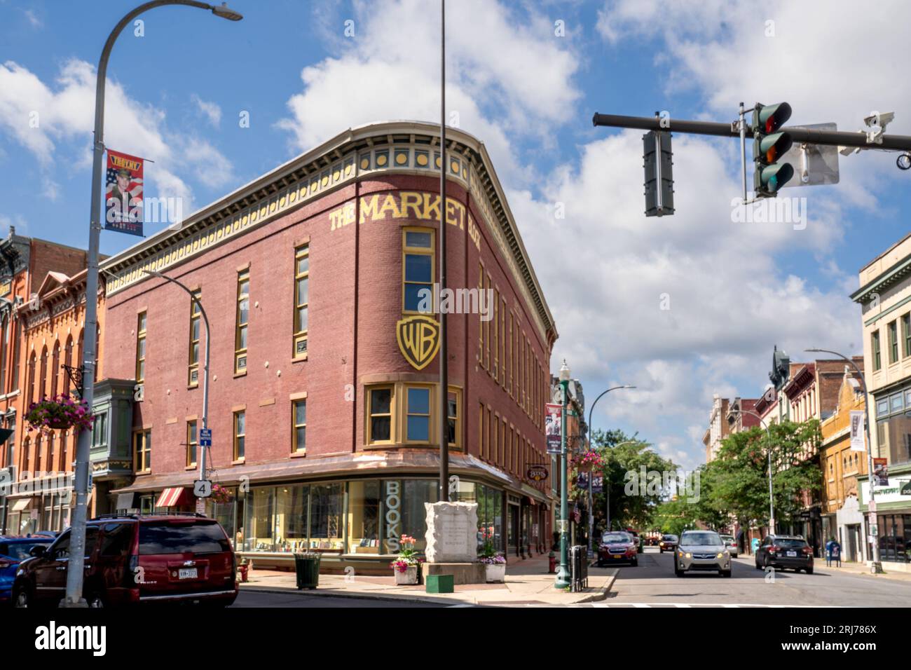 Troy, NY - US - 13 agosto 2023 Vista panoramica dell'iconico Market Block Books su River Street nel centro di Troy Foto Stock