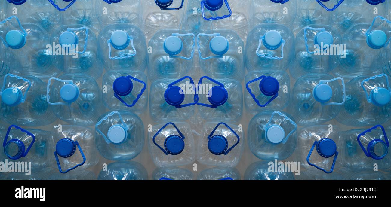 Svuotare i flaconi di plastica in fila. Inquinamento plastico. Foto Stock