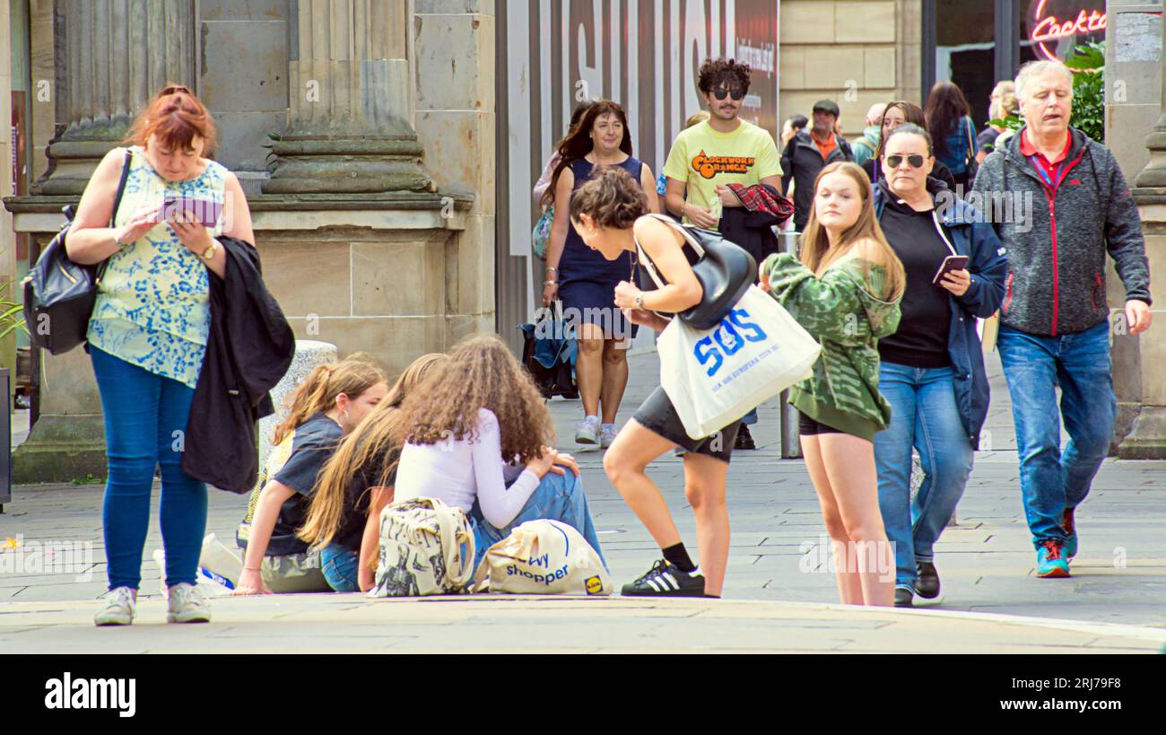 Glasgow, Scozia, Regno Unito. 21 agosto 2023. Tempo nel Regno Unito: La Royal Exchange Square è un punto di riferimento per sedersi e guardare il mondo che passa. Soleggiato in città ha visto gente del posto e turisti sulle strade della città. Credit Gerard Ferry/Alamy Live News Foto Stock
