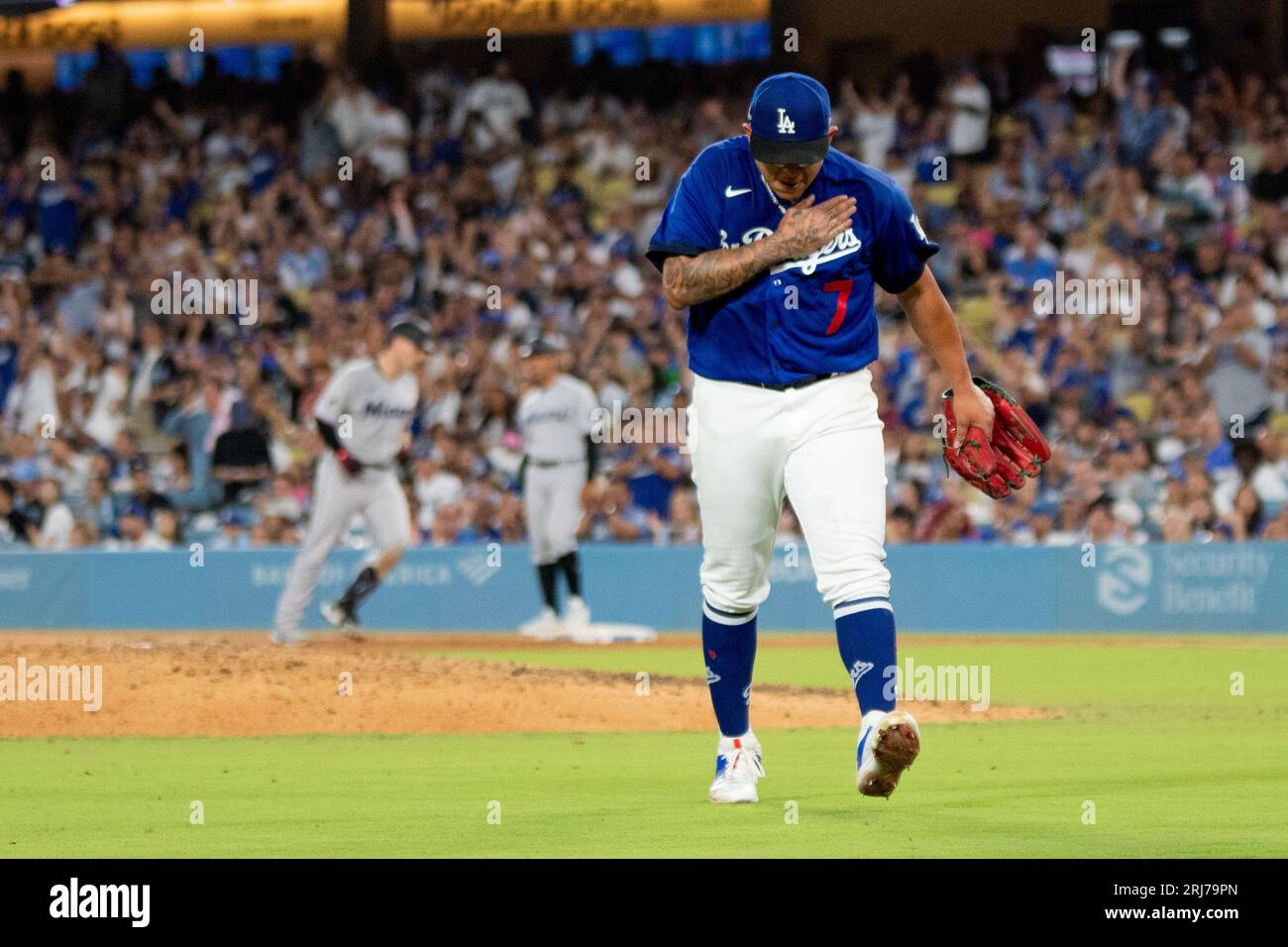 Il lanciatore titolare dei Los Angeles Dodgers Julio Urias (7) dopo aver colpito Miami Marlins Josh Bell nel settimo inning durante una partita di baseball della Major League Baseball al Dodger Stadium sabato 19 agosto 2023 a Los Angeles, California. I Dodgers sconfissero i Marlins per 3-1. (Aliyah Navarro/immagine dello sport) Foto Stock