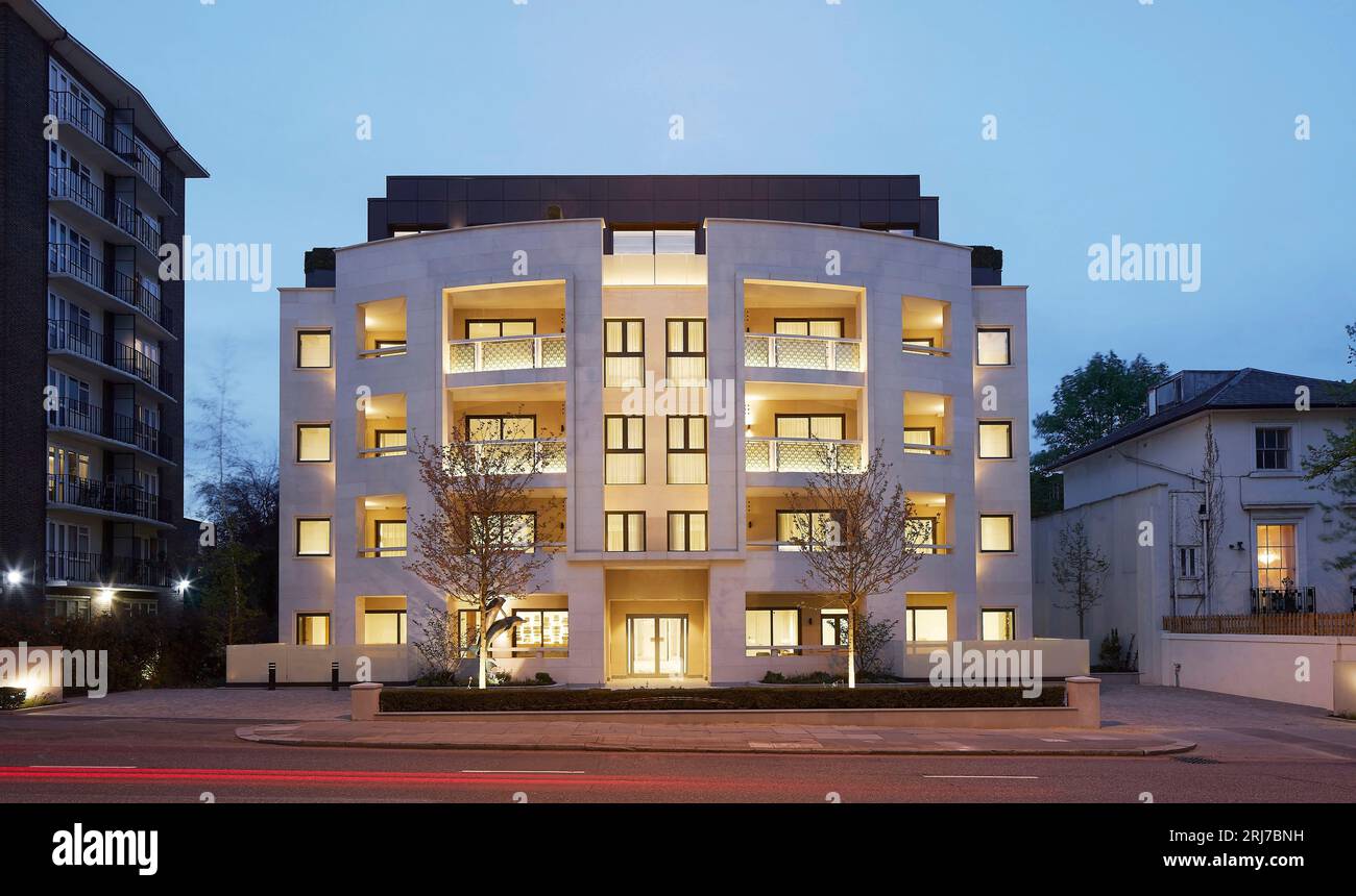 Vista frontale dall'altra parte della strada al tramonto. Wellington Road, Londra, Regno Unito. Architetto: Alan Power Architects Ltd, 2022. Foto Stock