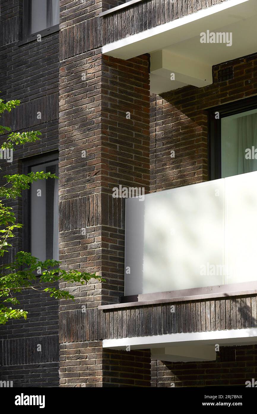 Viste angolari dettagliate della facciata in mattoni. Wellington Road, Londra, Regno Unito. Architetto: Alan Power Architects Ltd, 2022. Foto Stock