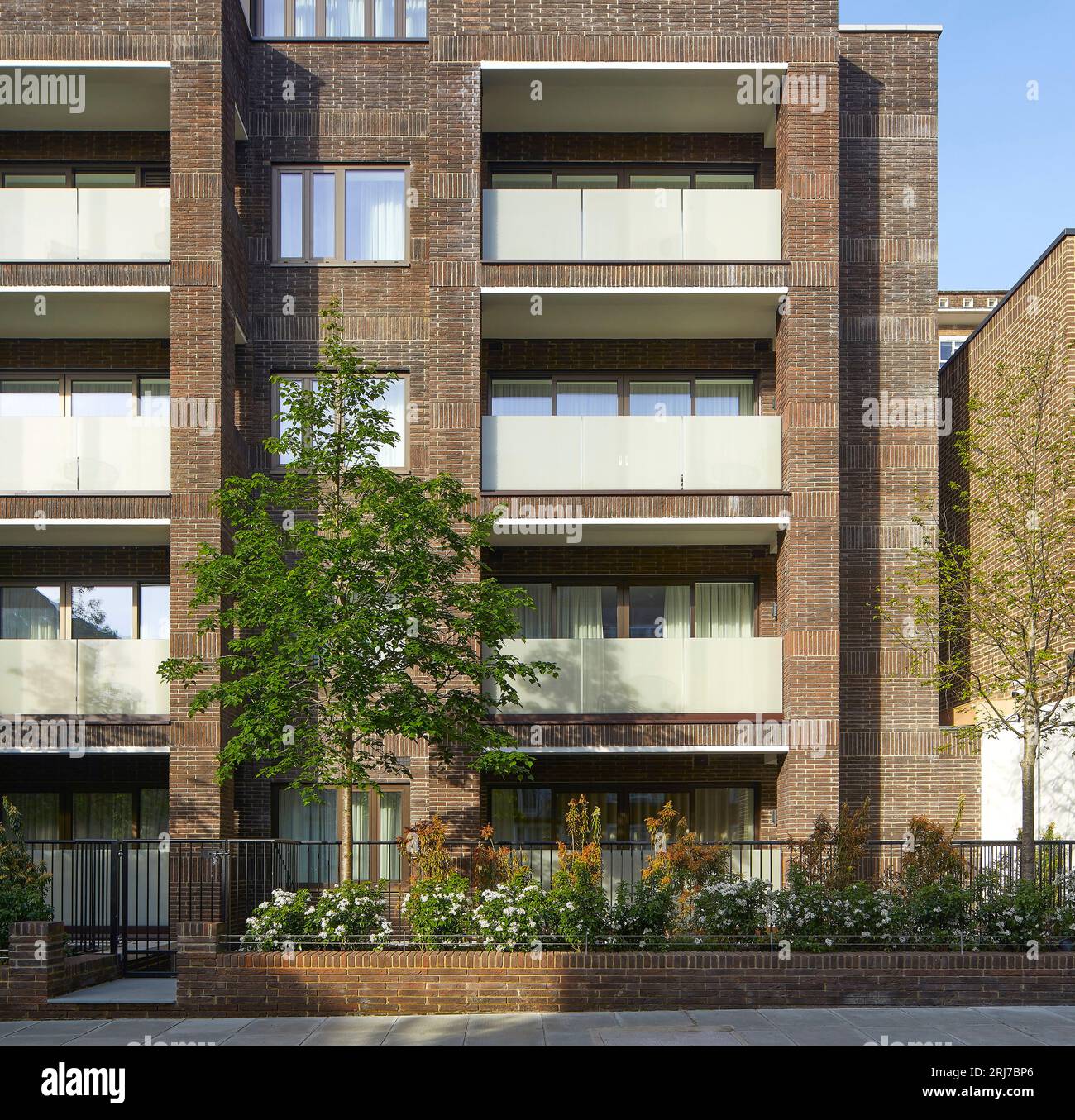 Vista frontale di un edificio in mattoni a piu' piani. Wellington Road, Londra, Regno Unito. Architetto: Alan Power Architects Ltd, 2022. Foto Stock
