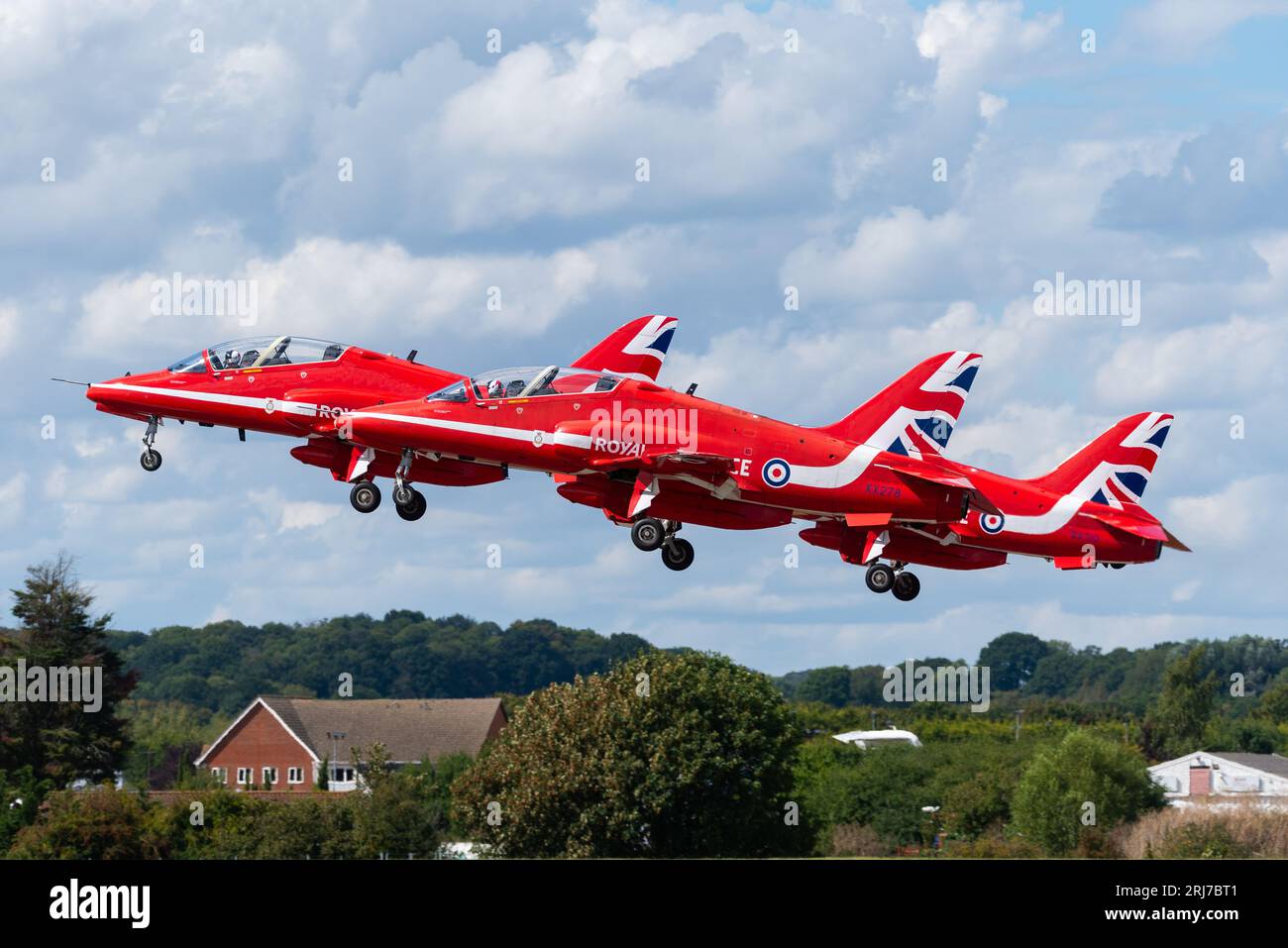 I jet RAF Red Arrows decollano dall'aeroporto Southend di Londra, Essex, Regno Unito. Usare l'aeroporto per mostrare gli spettacoli aerei del sud-est dell'Inghilterra. Aerei BAE Hawk Foto Stock