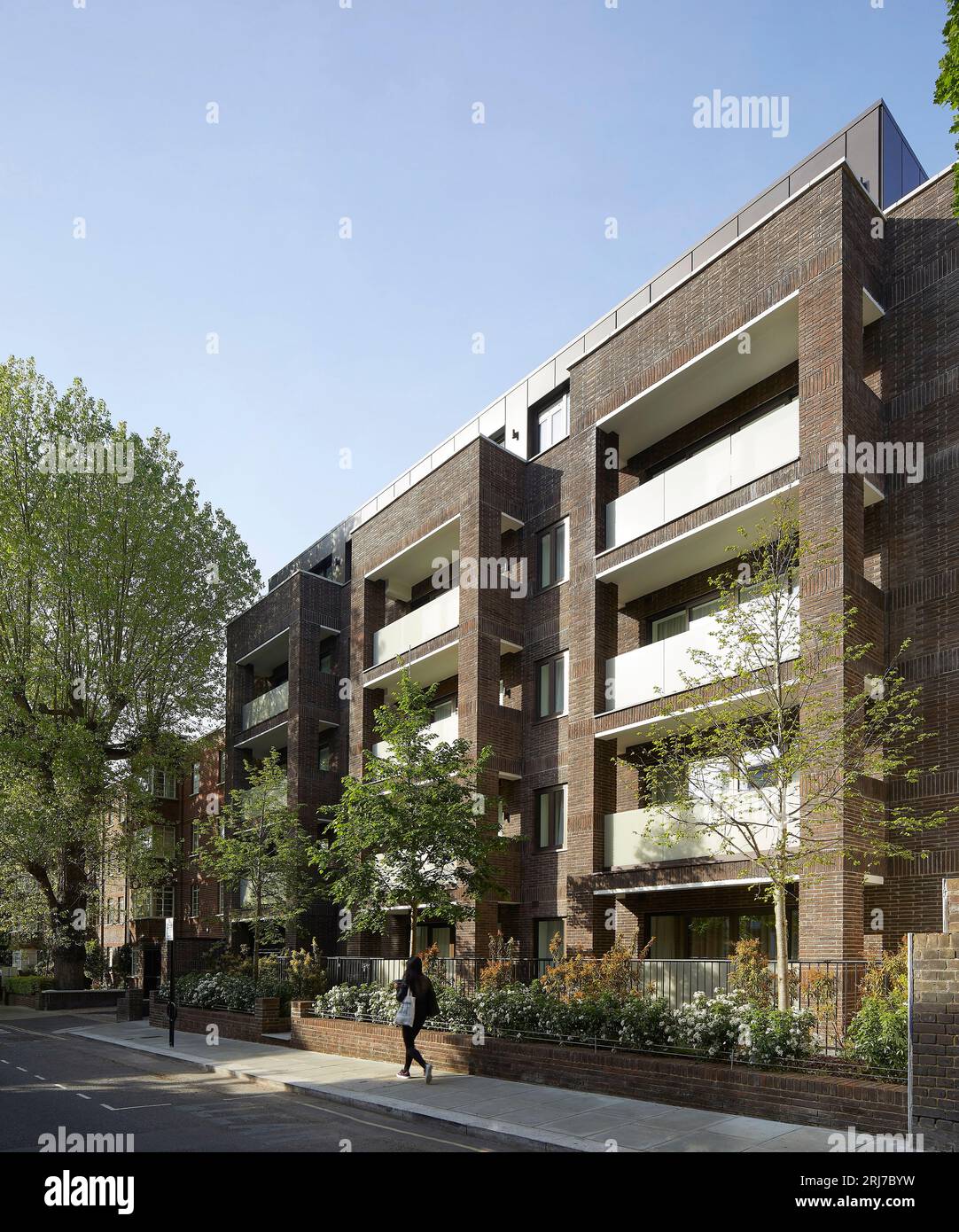 Vista obliqua delle facciate dell'edificio con pedonale. Wellington Road, Londra, Regno Unito. Architetto: Alan Power Architects Ltd, 2022. Foto Stock