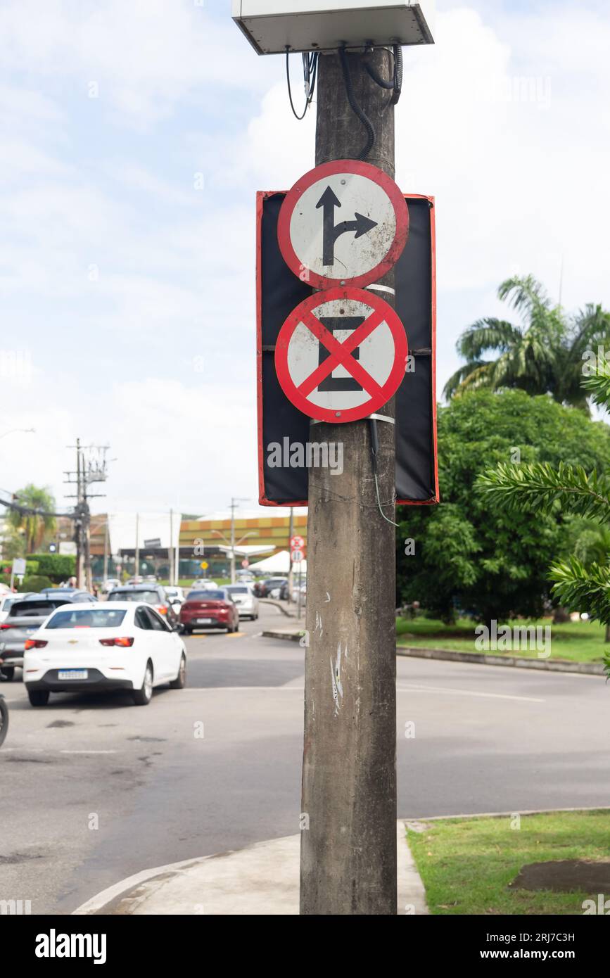 Salvador, Bahia, Brasile - 11 agosto 2023: Un segnale stradale indicante che è vietato fermarsi e parcheggiare e un altro che indica di proseguire Foto Stock