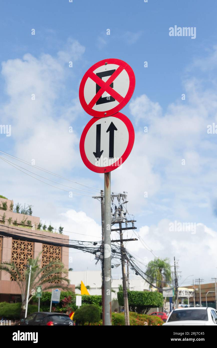 Salvador, Bahia, Brasile - 11 agosto 2023: Segnale stradale che indica che è vietato fermarsi e parcheggiare e una strada a doppio senso. Salvador, Bahia, Foto Stock