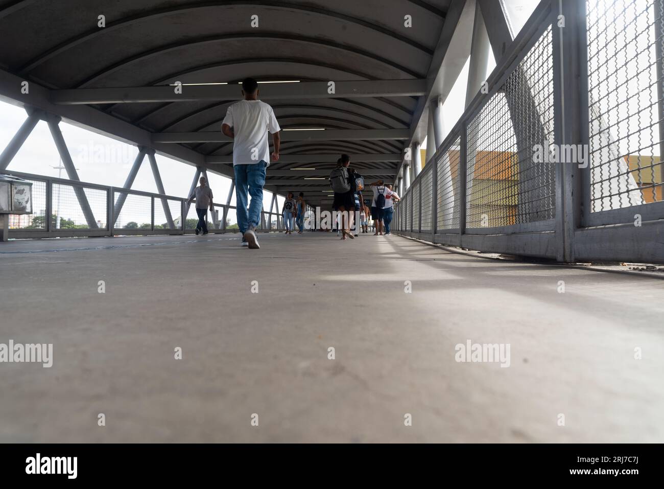 Salvador, Bahia, Brasile - 11 agosto 2023: Persone che attraversano la passerella pedonale che dà accesso alla metropolitana nella città di Salvador a Bahia, Bra Foto Stock