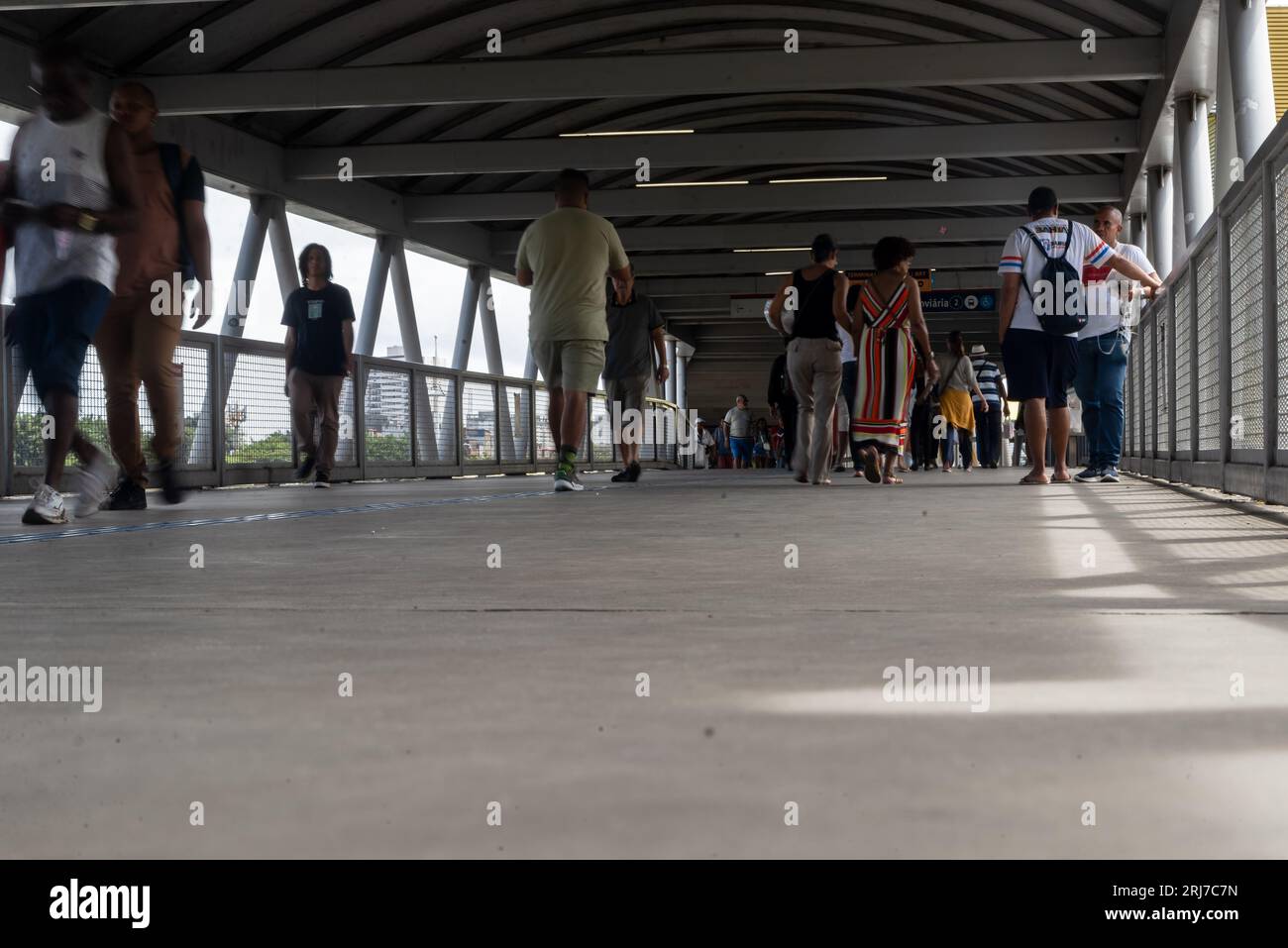 Salvador, Bahia, Brasile - 11 agosto 2023: Si vedono persone che attraversano la passerella pedonale che dà accesso alla metropolitana nella città di Salvador in B. Foto Stock