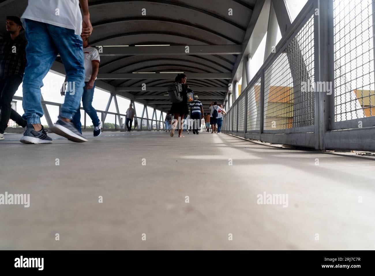 Salvador, Bahia, Brasile - 11 agosto 2023: Persone che attraversano la passerella pedonale che dà accesso alla metropolitana nella città di Salvador a Bahia, Bra Foto Stock