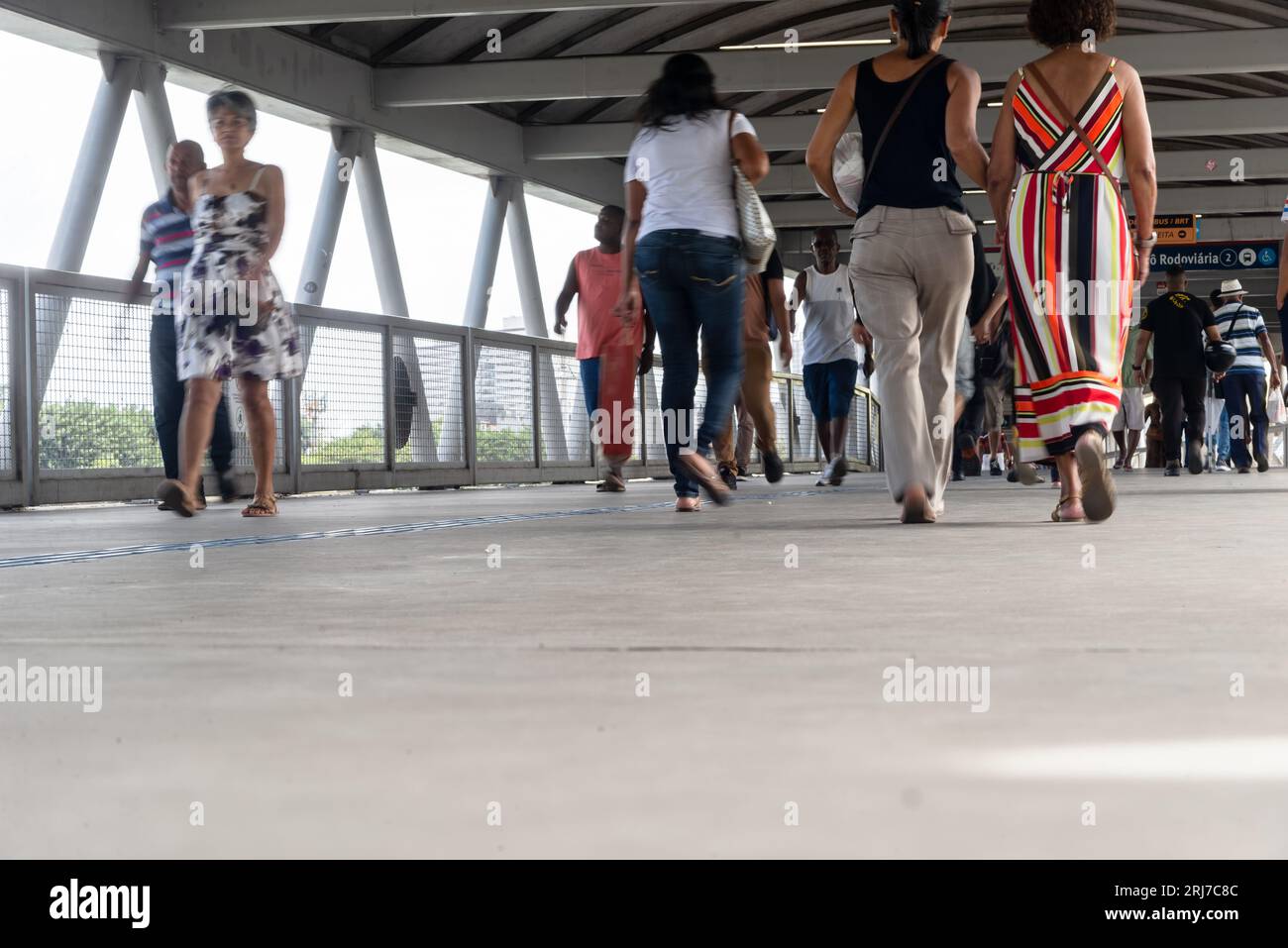 Salvador, Bahia, Brasile - 11 agosto 2023: Si vedono persone che attraversano la passerella pedonale che dà accesso alla metropolitana nella città di Salvador in B. Foto Stock