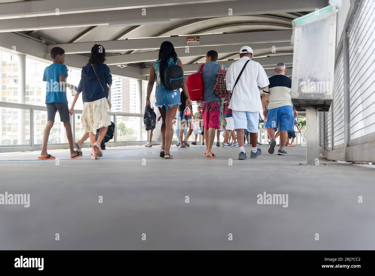 Salvador, Bahia, Brasile - 11 agosto 2023: Si vedono persone che attraversano la passerella pedonale che dà accesso alla metropolitana nella città di Salvador in B. Foto Stock