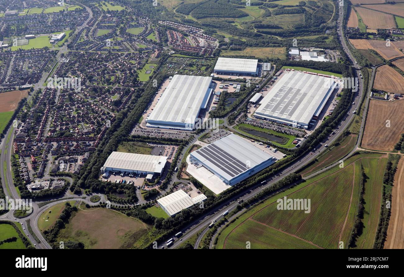 Vista aerea dell'area Redhouse di Doncaster, guardando a sud lungo la A1(M) con enormi magazzini di distribuzione per B&Q, Asda, Next e DFS Foto Stock