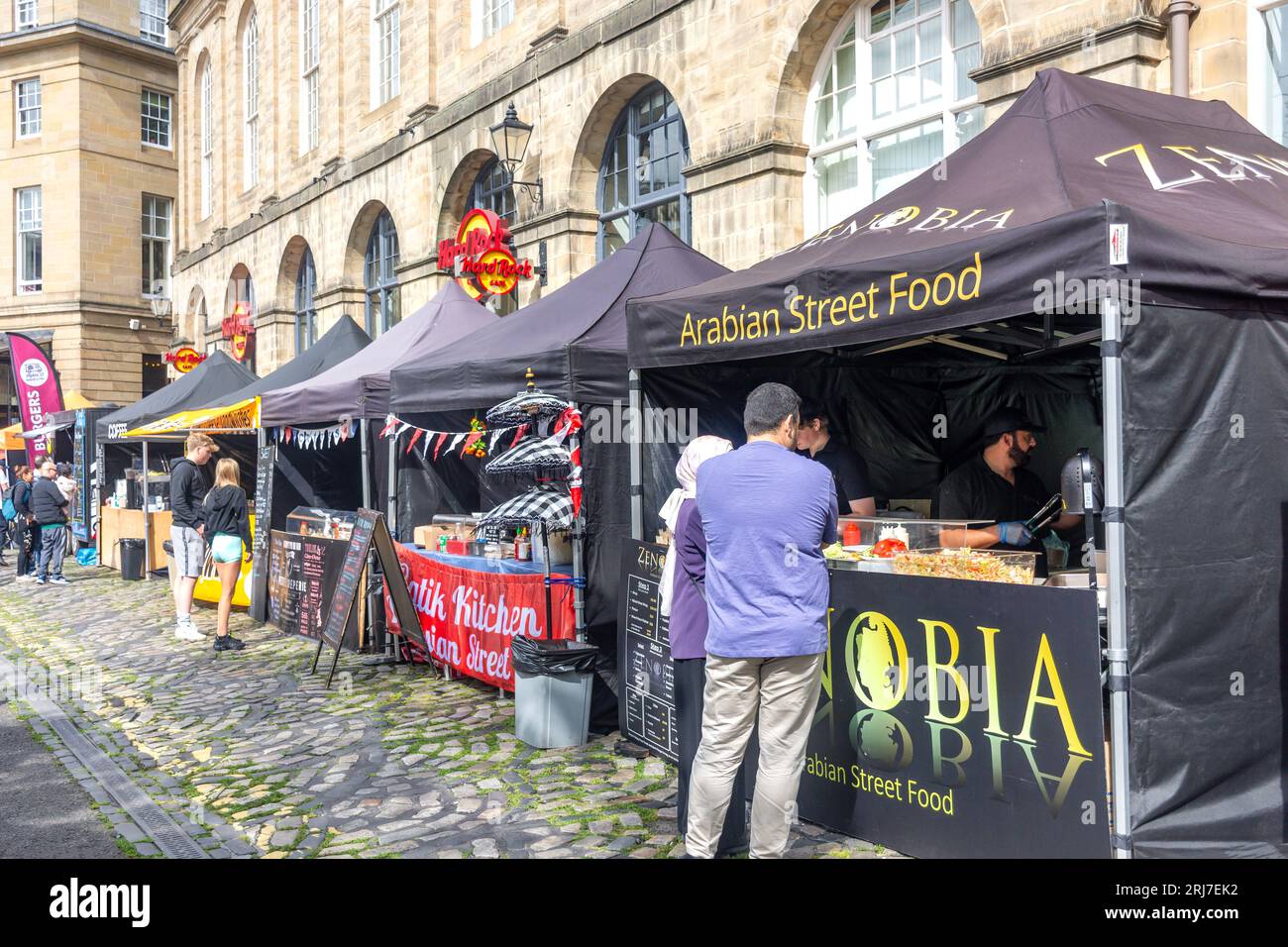 Bancarelle di Street food, Quayside Sunday Market, Quayside, Newcastle upon Tyne, Tyne and Wear, Inghilterra, Regno Unito Foto Stock