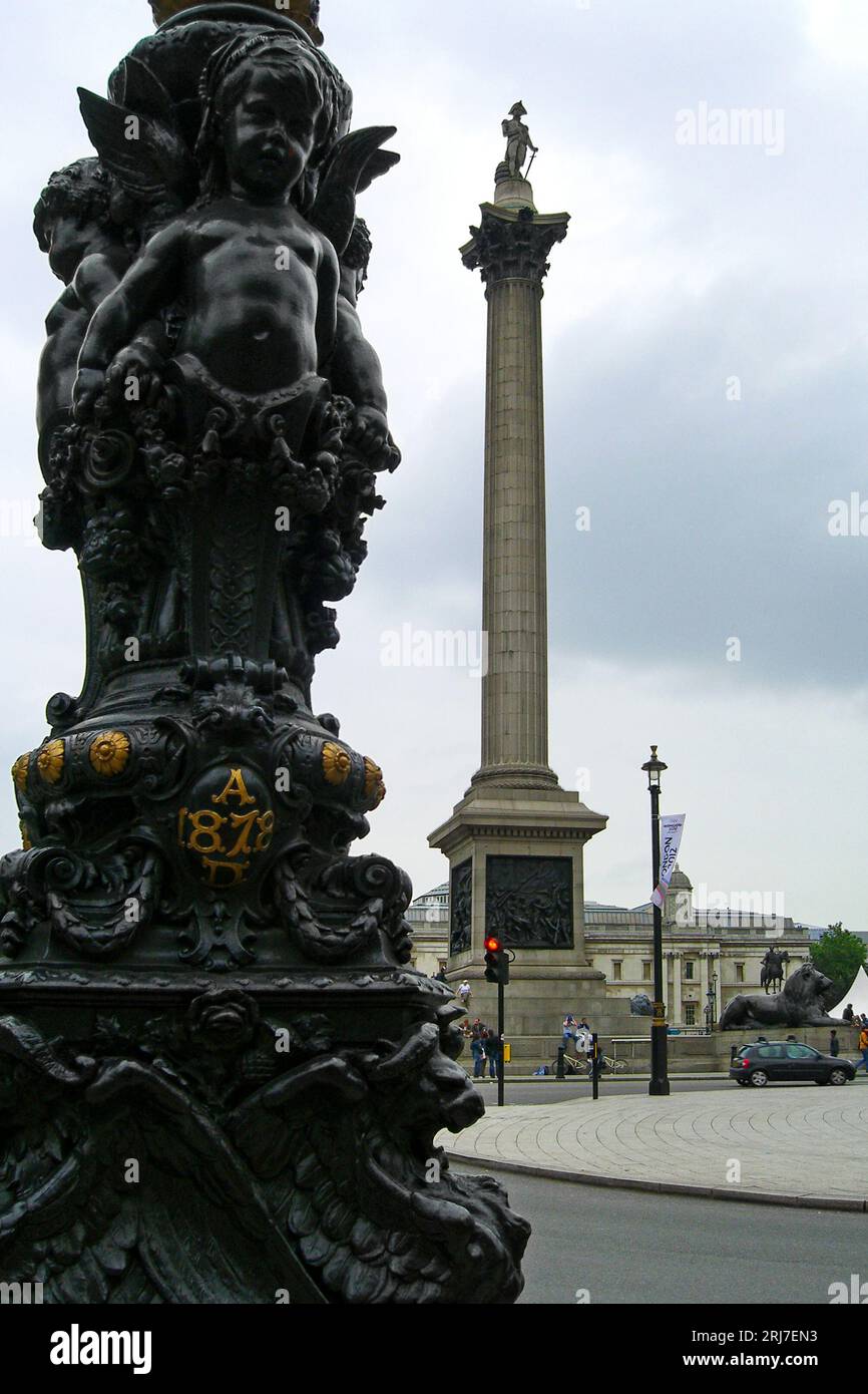 Londra, Inghilterra - 12 giugno 2005: Lampione e colonna di Nelson a Trafalgar Square a Londra. Foto Stock