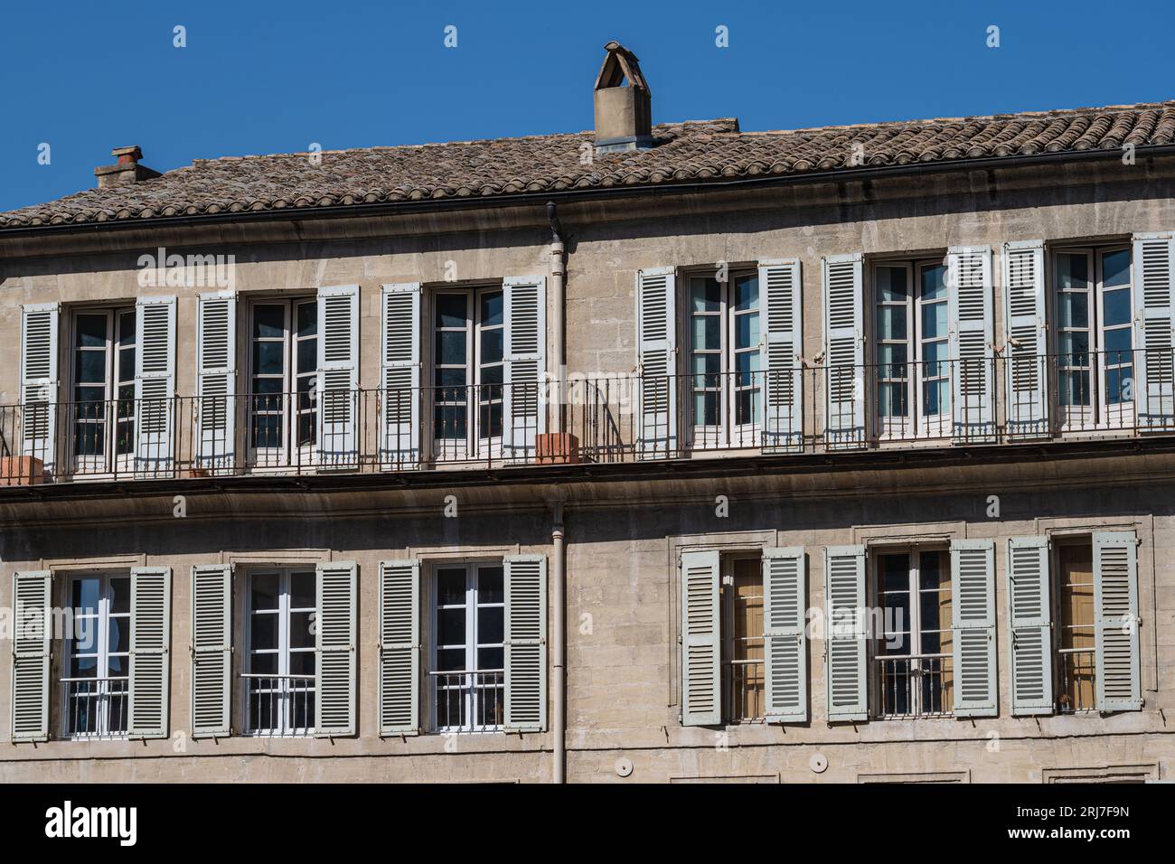 Avignone, Francia - 20 agosto 2023. Foto delle persiane delle finestre degli appartamenti ad Avignone. Foto Stock