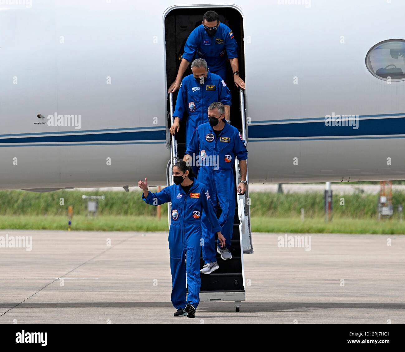 L'astronauta della NASA Jasmin Moghbeli, dà un pollice alla direzione della NASA mentre lei e il suo equipaggio, l'astronauta ESA Andreas Morgensen, l'astronauta JAXA Satoshi Furukawa e il cosmonauta Roscosmos Konstantin Borisov (davanti a dietro), arrivano al Kennedy Space Center, Florida domenica 20 agosto 2023. Foto di Joe Marino/UPI Credit: UPI/Alamy Live News Foto Stock
