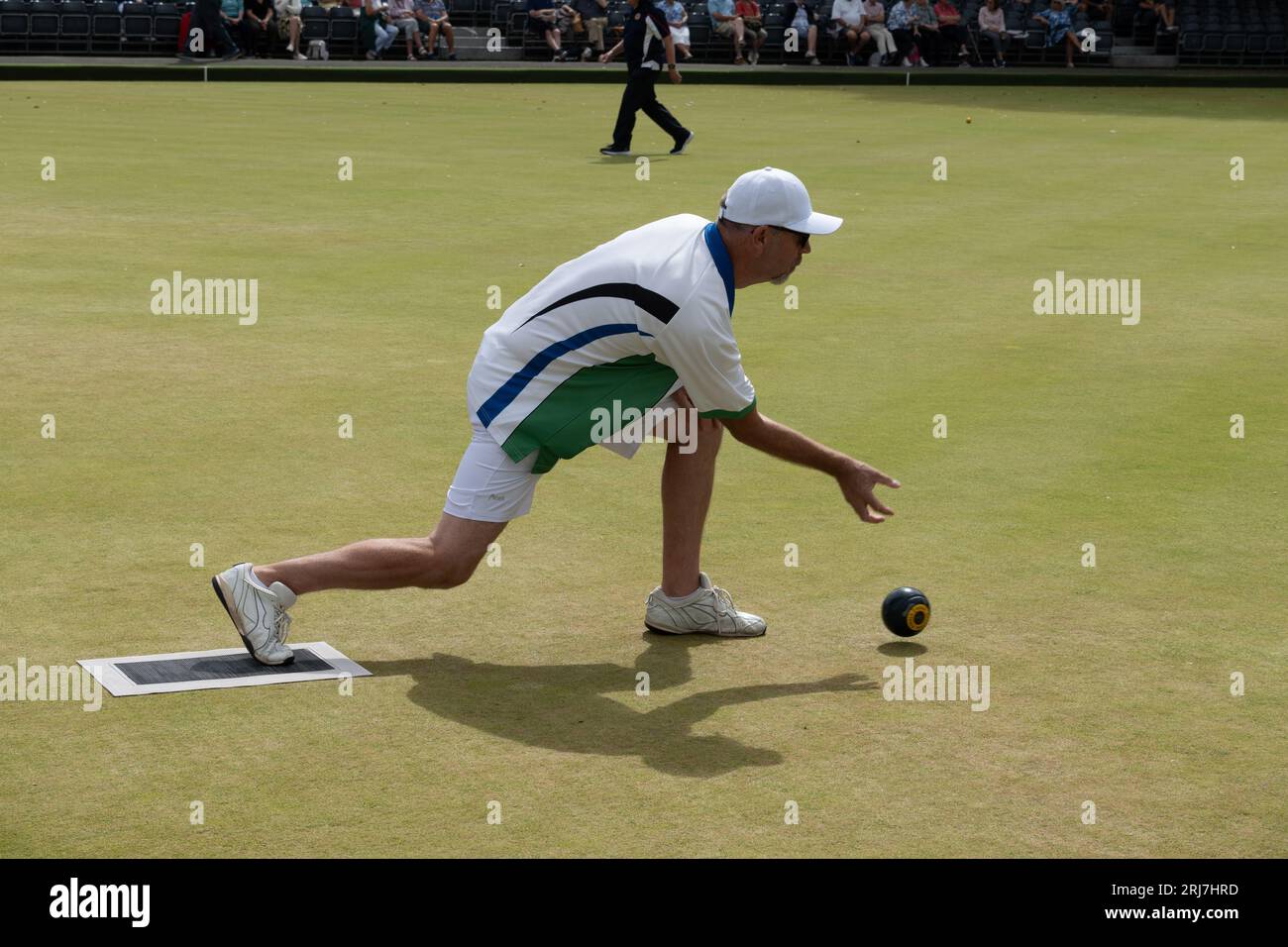 Un uomo che gioca a bowling ai campionati nazionali Aviva 2023, Leamington Spa, Warwickshire, Inghilterra, Regno Unito Foto Stock