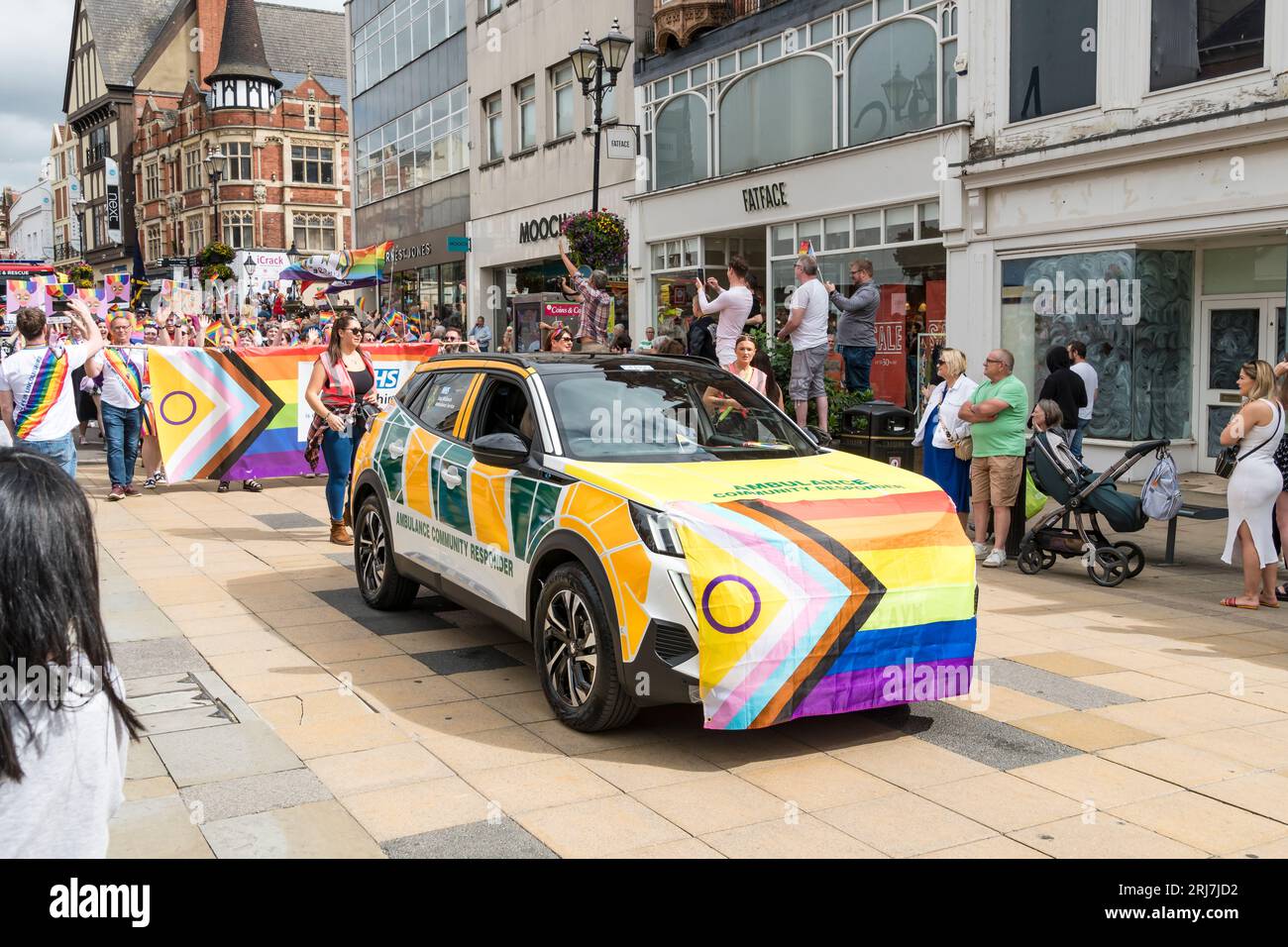 Veicolo per soccorritori di ambulanza NHS presso Lincoln Pride Parade, High Street, Lincoln City, Lincolnshire, Inghilterra, REGNO UNITO Foto Stock