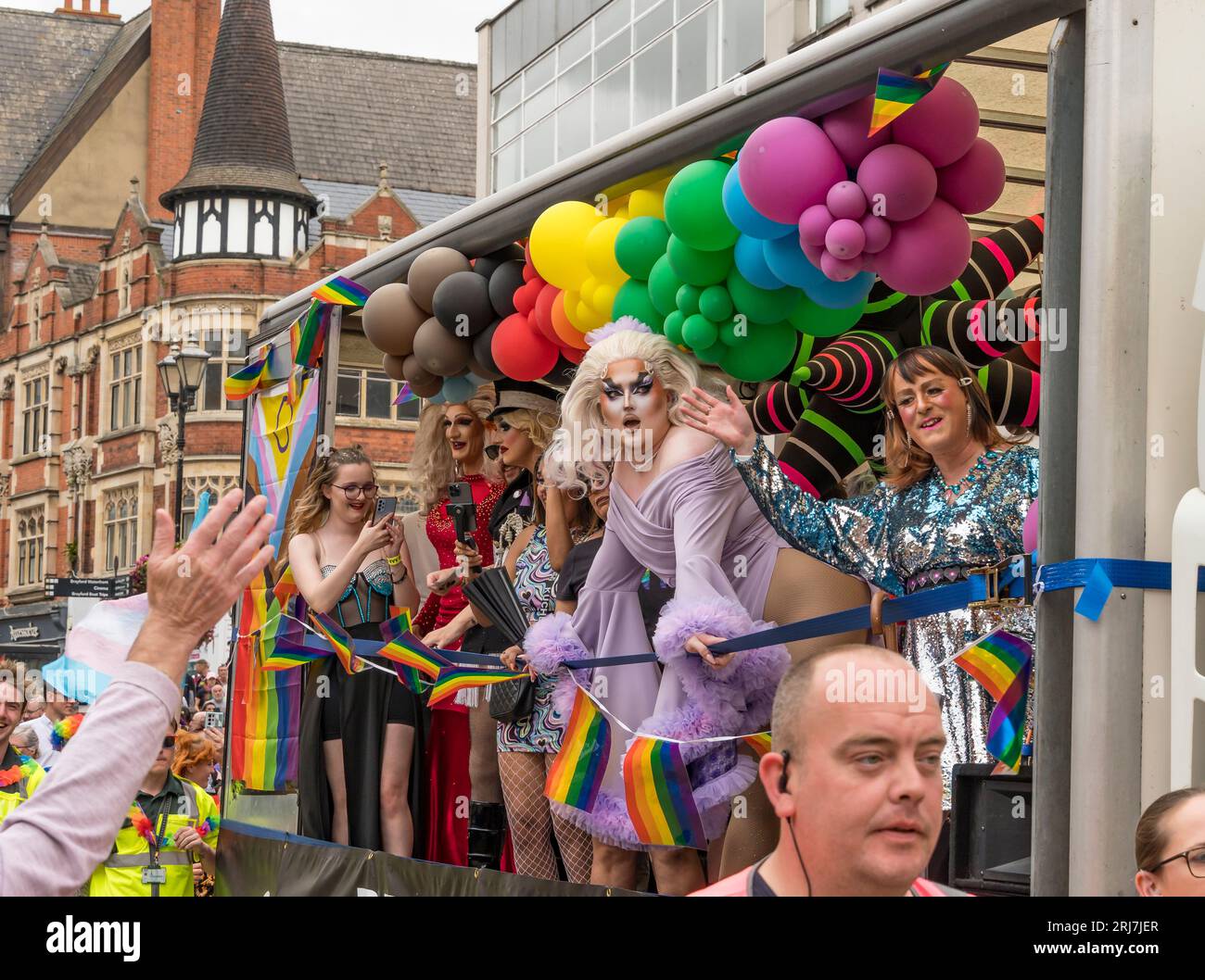 Persone vestite e fatte su un galleggiante al Lincoln Pride Parade, High Street, Lincoln City, Lincolnshire, Inghilterra, REGNO UNITO Foto Stock