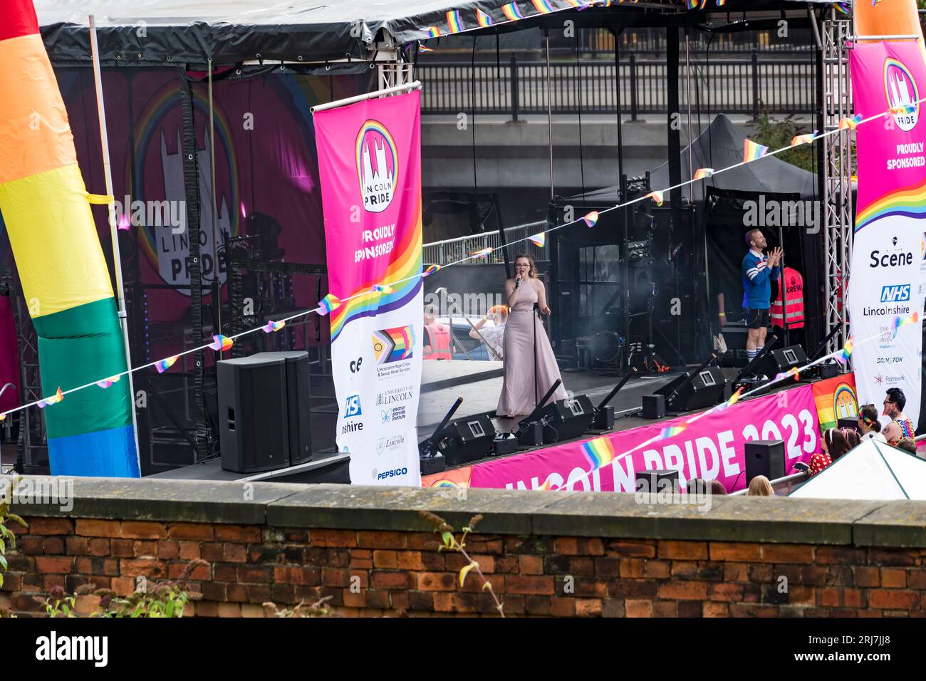 Interprete che canta sul palco all'evento di intrattenimento Lincoln Pride al Tentercroft Car Park, Lincoln City, Lincolnshire, Inghilterra, Regno Unito Foto Stock