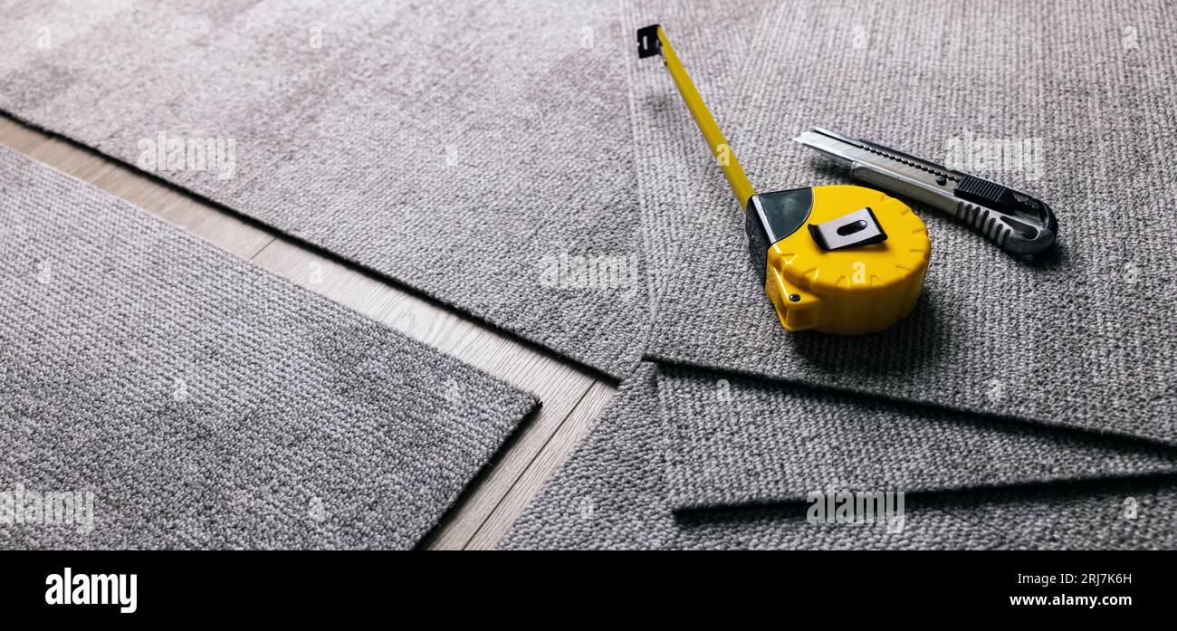 montaggio di piastrelle per tappeti. materiale per pavimentazioni. striscione con spazio per la copia Foto Stock