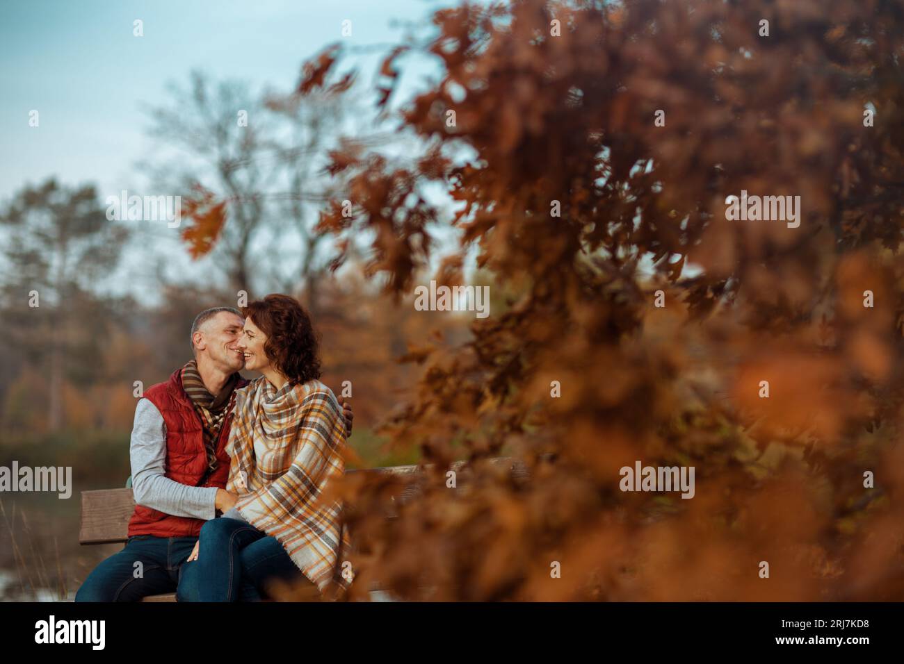 Uomo e donna che si baciano in pubblico immagini e fotografie stock ad alta  risoluzione - Alamy