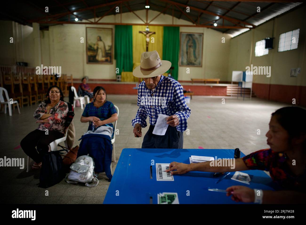 Guatemala City, Guatemala. 20 agosto 2023. Un elettore pronuncia il suo voto in un collegio elettorale a Santiago Sacatepequez, Guatemala, 20 agosto 2023. Bernardo Arevalo ha vinto le elezioni presidenziali del Guatemala, secondo un conteggio del Tribunale elettorale Supremo di domenica sera. Con il 95 per cento dei voti contati, Arevalo ha ottenuto il 59 per cento dei voti, con la sua rivale Sandra Torres in vantaggio con il 36 per cento. Crediti: Ulises Rodr¨ªguez/Xinhua/Alamy Live News Foto Stock