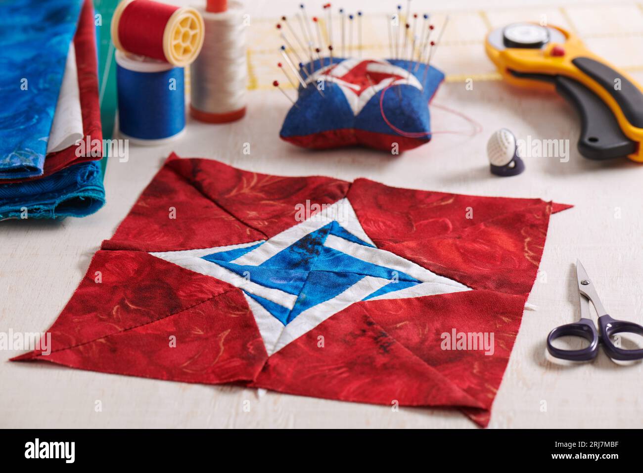 Blocco patchwork, cuscino per spille, tessuti trapuntati e accessori per cucire Foto Stock