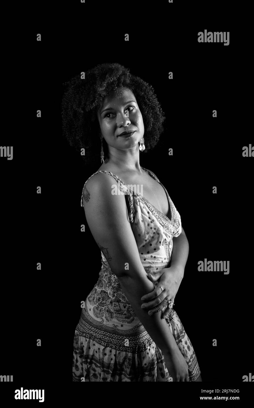Ritratto in bianco e nero di una bella e attraente donna che posa per una foto. persona felice e sicura di sé Foto Stock