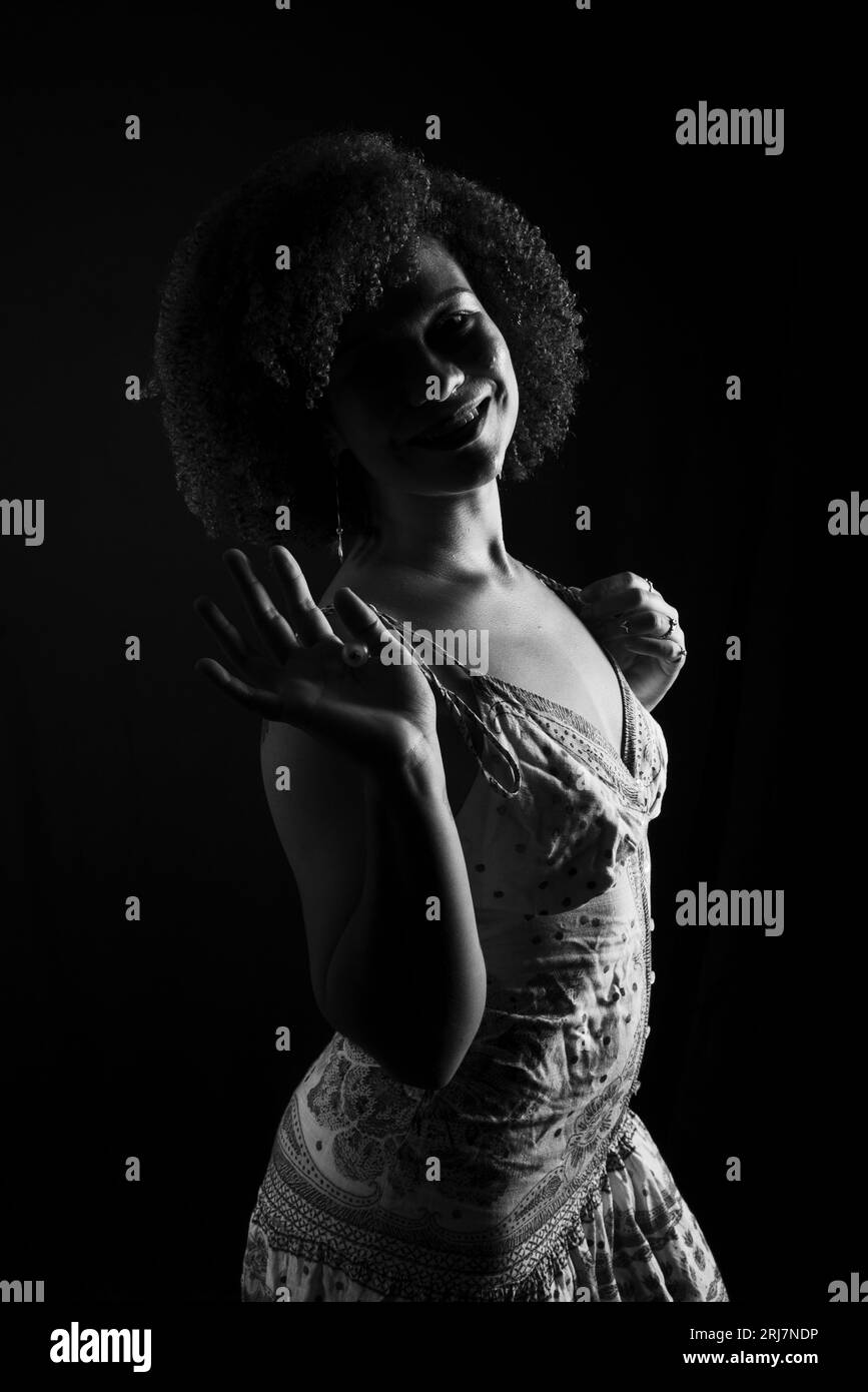 Ritratto in bianco e nero di una bella e attraente donna che posa per una foto. persona felice e sicura di sé Foto Stock