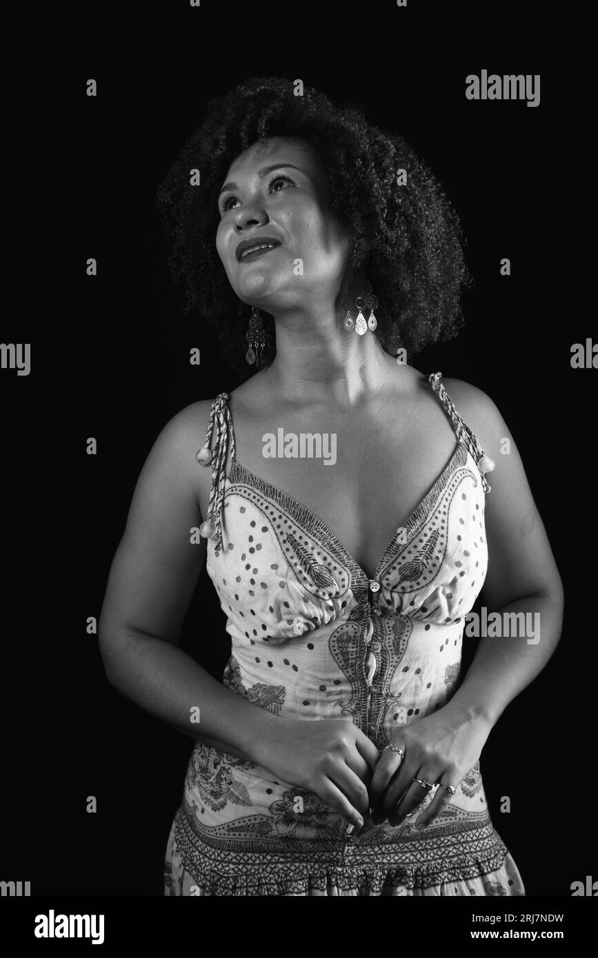 Ritratto in bianco e nero di una bella e attraente donna che posa per una foto. persona felice e sicura di sé Foto Stock