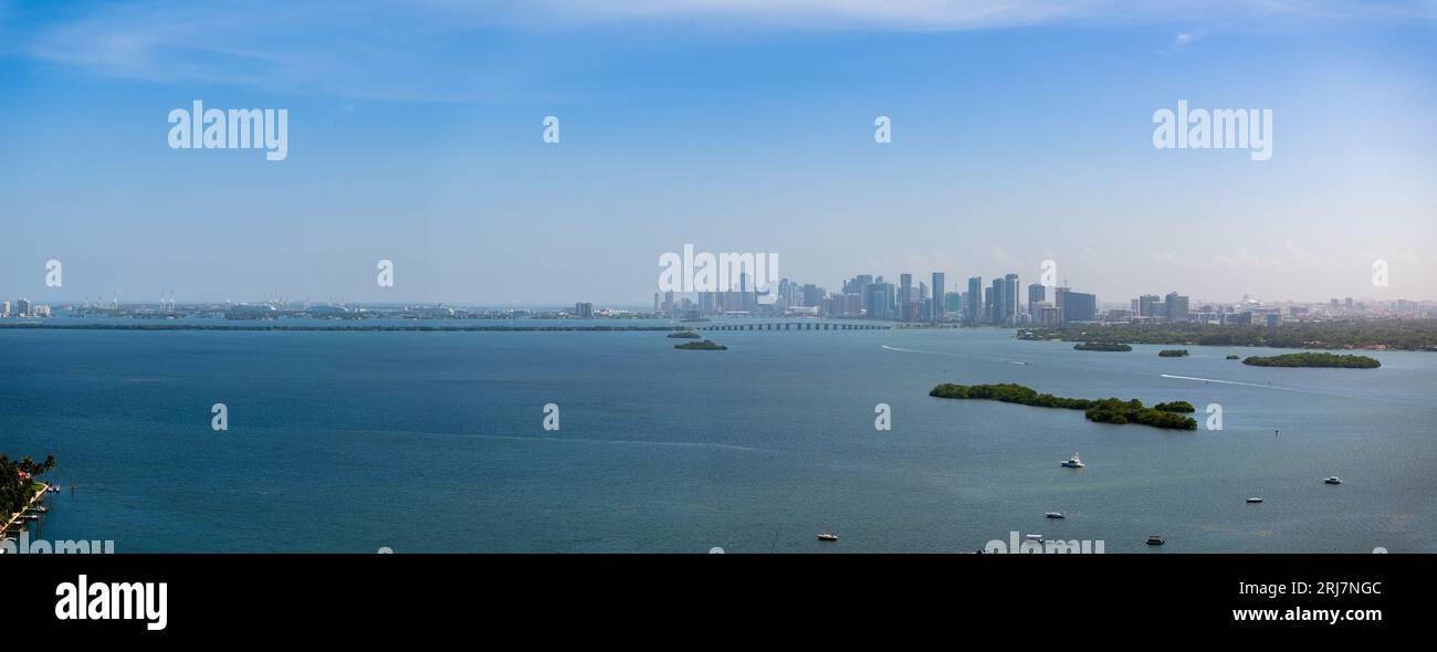 Panorama aereo del centro di Miami FL e della baia di Biscayne Foto Stock
