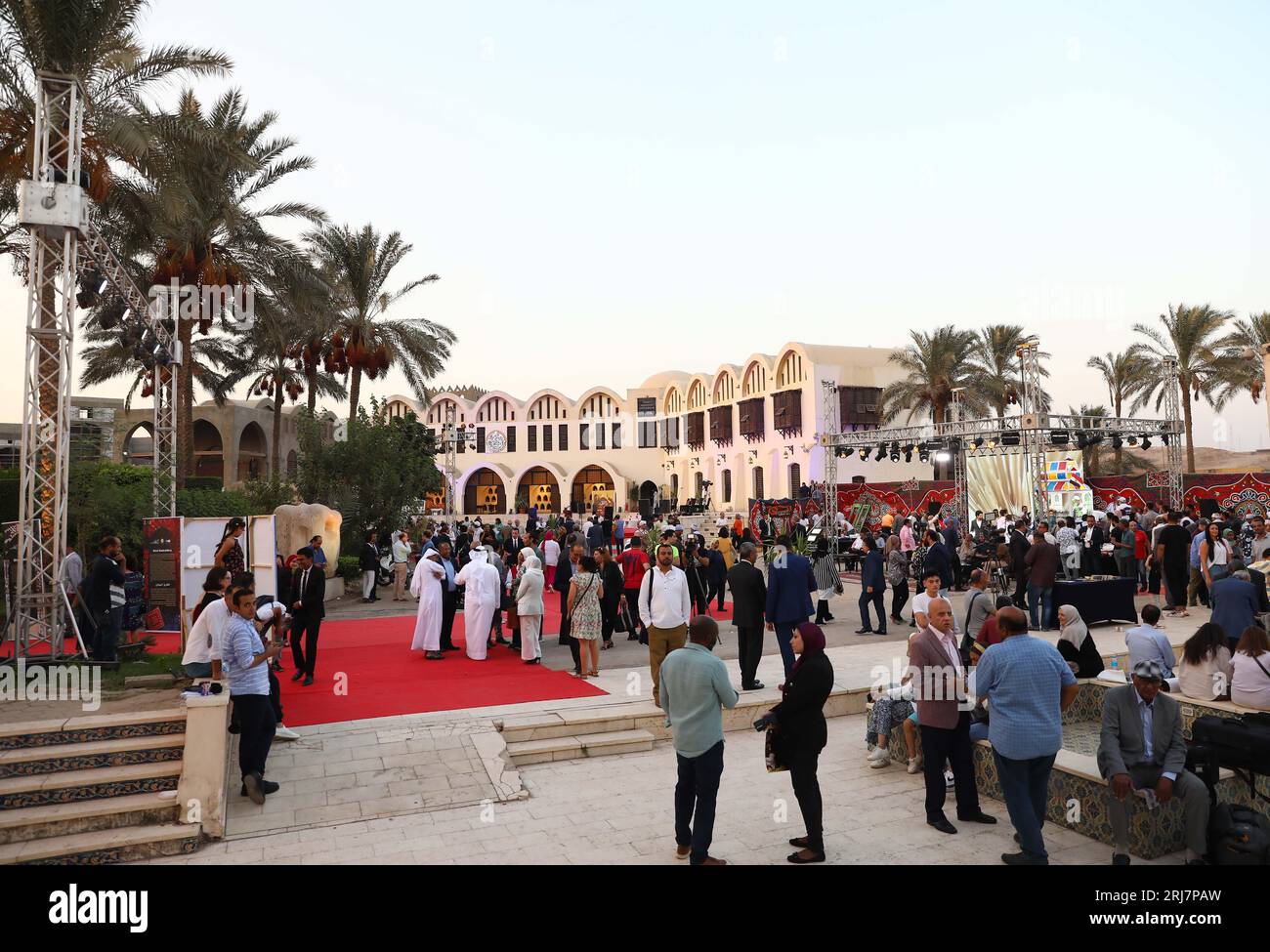 (230822) -- IL CAIRO, 22 agosto 2023 (Xinhua) -- la gente partecipa all'inaugurazione della Casa del Patrimonio al Cairo, Egitto, 20 agosto 2023. Il Ministero della Cultura egiziano ha inaugurato domenica sera un nuovo luogo per mostrare e preservare il ricco patrimonio culturale intangibile del paese con una cerimonia di musica e danza tradizionali. La sede, chiamata la Casa del Patrimonio, si trova all'interno del Foustat Traditional Crafts Center al Cairo ed è stata inaugurata dal ministro della Cultura egiziano Neveen al-Kilany e dai rappresentanti dell'Organizzazione delle Nazioni Unite per l'educazione, la scienza e la cultura Foto Stock