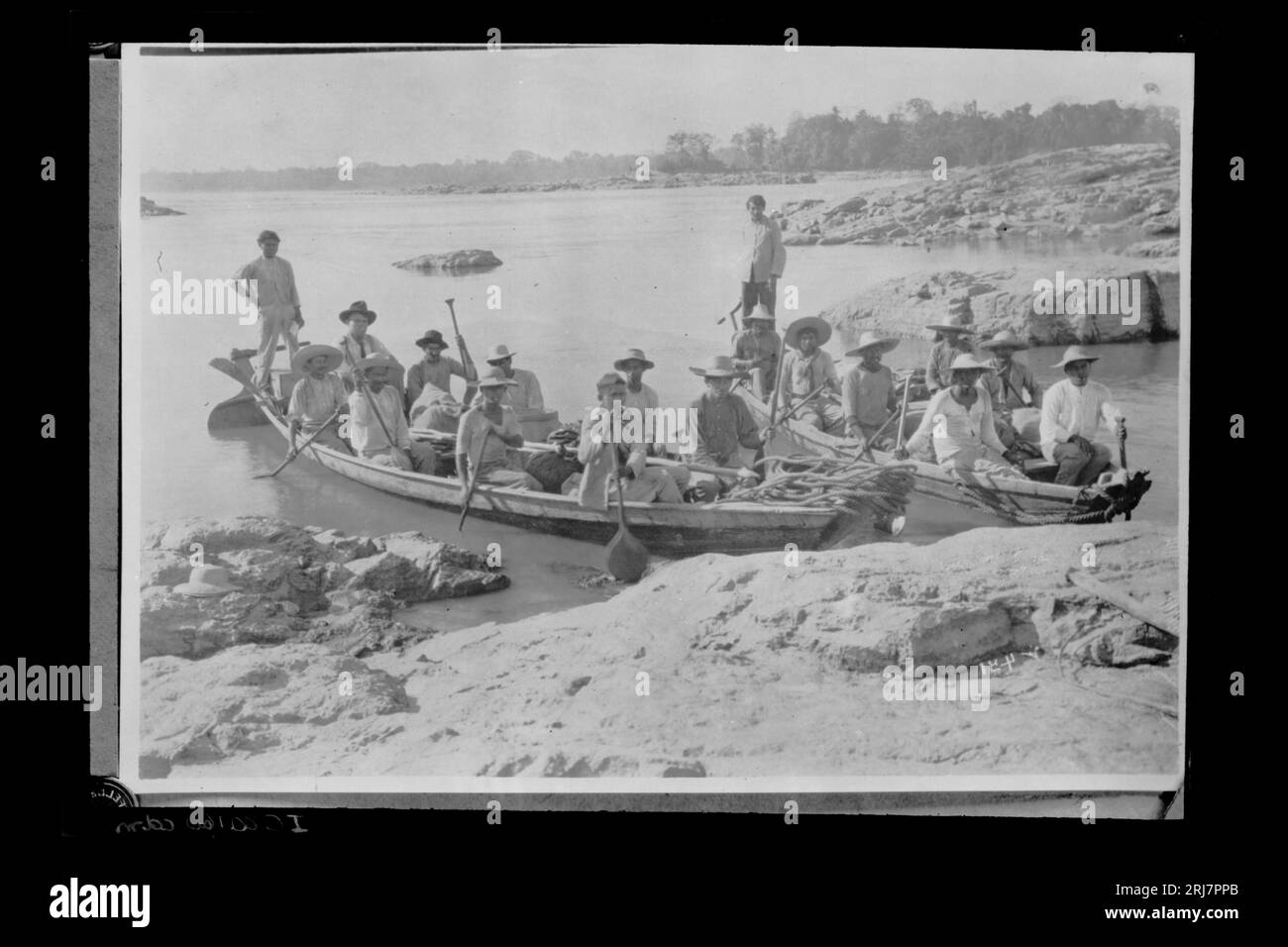 Grupo de Trabalhadores Junto à Cachoeira do Rio Madeira em Época de Seca - 451 1910 di Dana B. Merrill Foto Stock