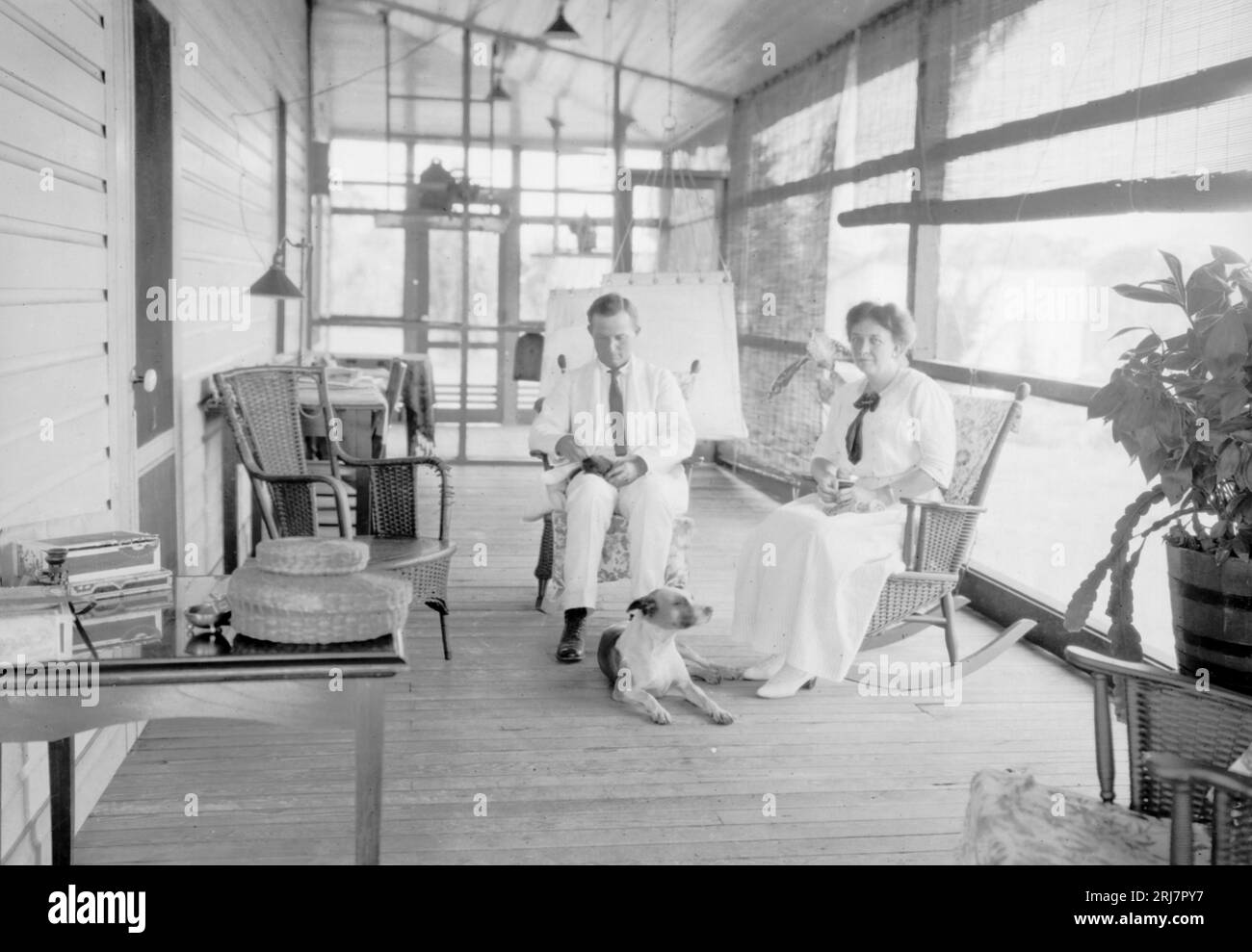 Casal Norte-americano em sua Residência em Porto Velho 1910 di Dana B. Merrill Foto Stock