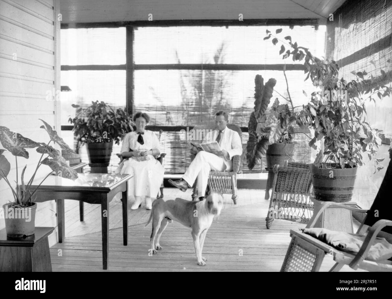 Casal Norte-americano em sua Residência em Porto Velho 1910 di Dana B. Merrill Foto Stock