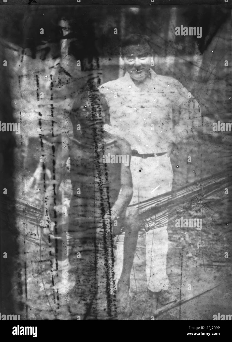 Índio da Tribo Caripuna ao Lado do Dr. Carl Lovelace, Médico Norte-americano 1910 di Dana B. Merrill Foto Stock