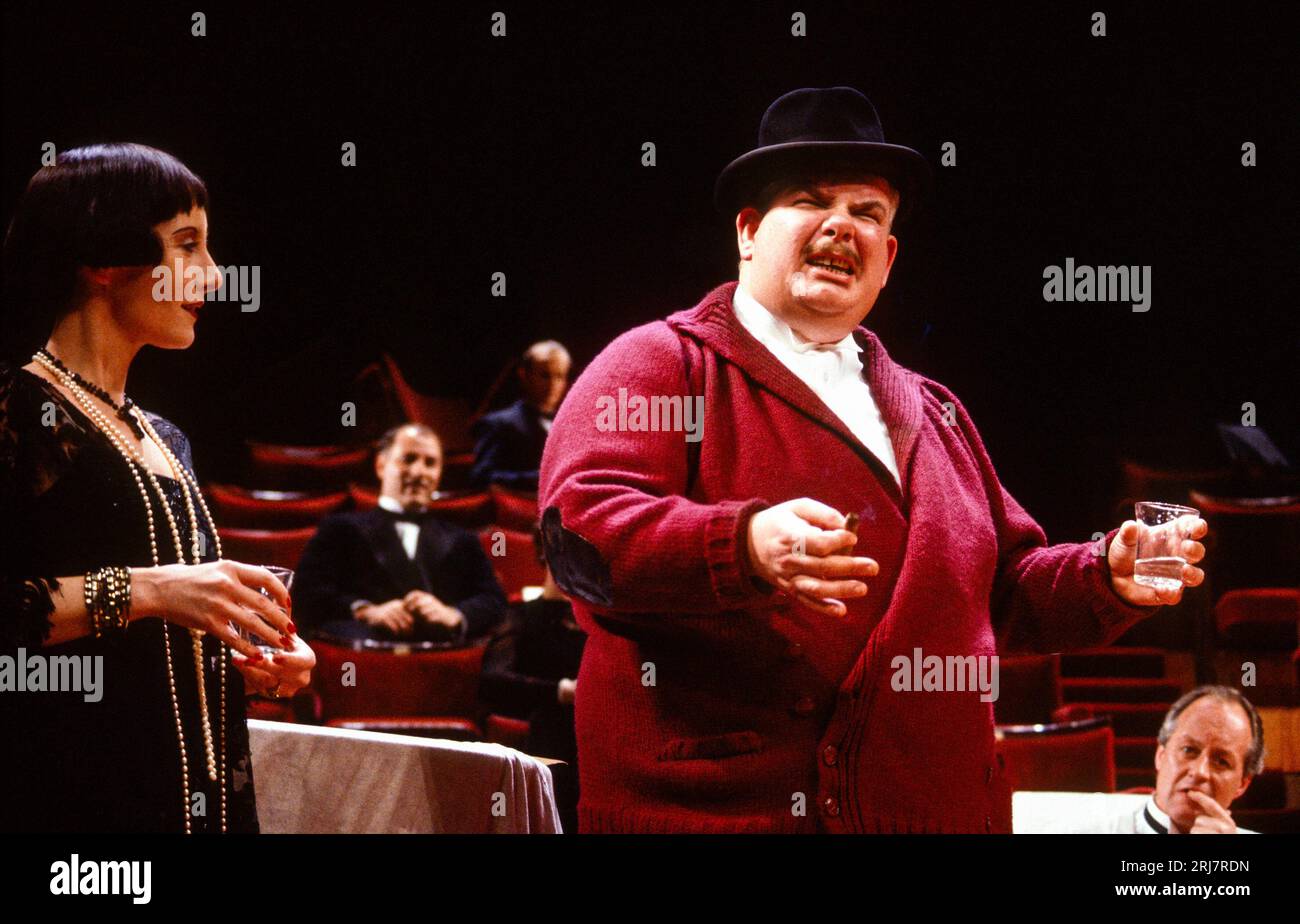 Gemma Jones (Strepponi), Richard Griffiths (Verdi) in AFTER AIDA di Julian Mitchell all'Old Vic, Londra SE1 19/03/1986 una produzione della Welsh National Opera direttore musicale: Martin Andre design: Bob Crowley illuminazione: Jeff Beecroft regista: Howard Davies Foto Stock